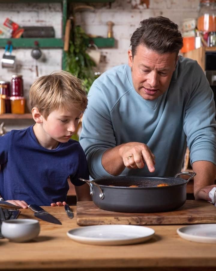 ジェイミー・オリヴァーさんのインスタグラム写真 - (ジェイミー・オリヴァーInstagram)「It's half-term in the UK! Spending time cooking together is a brilliant way for kids to learn important kitchen skills while having fun with you! So if you are looking for something to keep the kids busy for a bit I've rounded up some of Buddy's favourite recipes to help you get stuck into cooking during the school holidays or at the weekends. If you do get cooking make sure to share your videos and pics with me using #CookingBuddiesClub @cookingbuddiesclub   All the recipes on my website and more over on @cookingbuddiesclub #halfterm」2月11日 20時39分 - jamieoliver