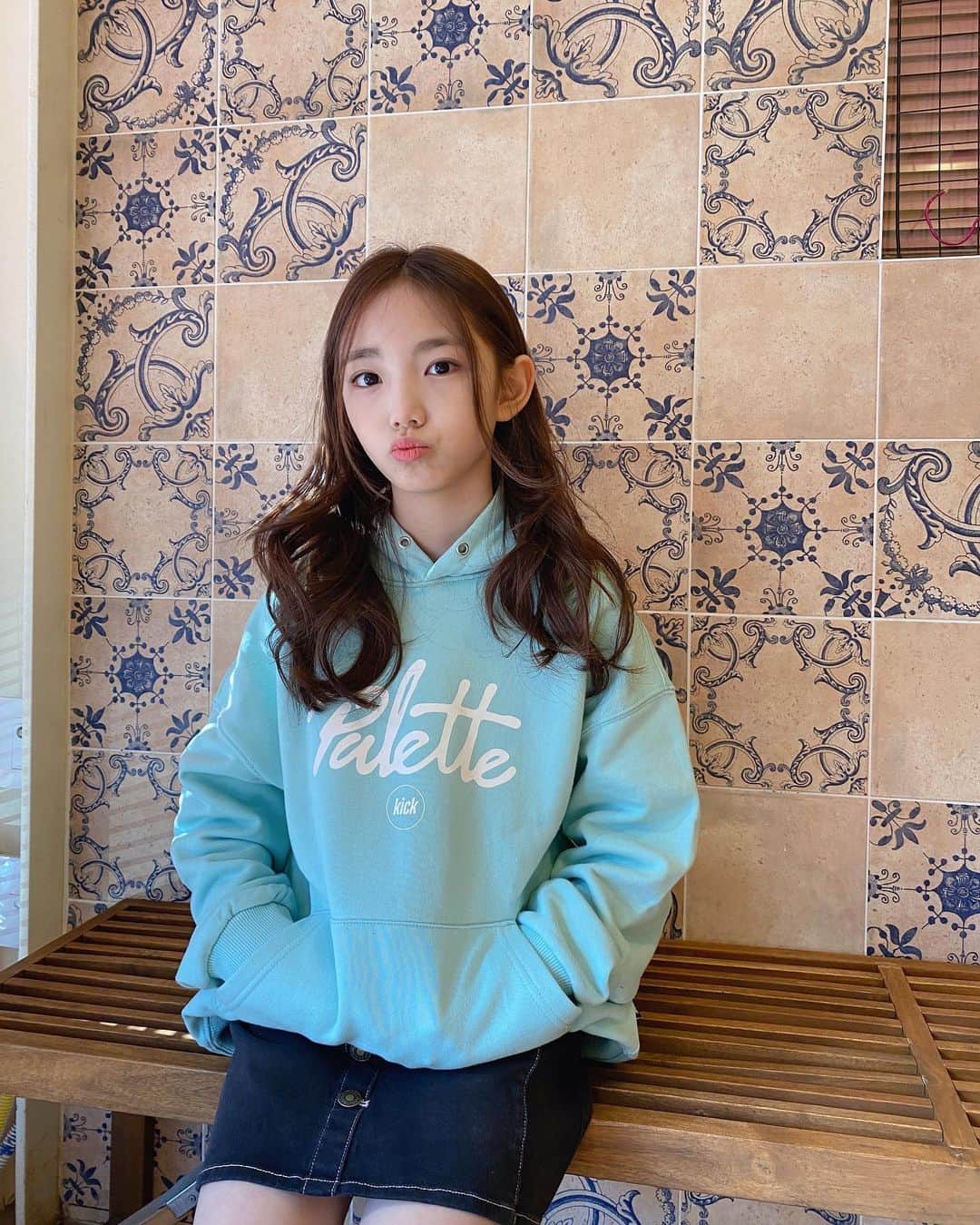 ウンチェのインスタグラム：「#광고  연휴 시작 !! 다들 안전하게 잘 보내고 계신가요?  은채는 키 140cm에 150size 착용했어요😝  🔖기다리고 기다려온 대표스트릿브랜드 네스티킥 키즈 2021 신상품 런칭 2/22(월)에 키디키디에서 한대요~   #네스티킥키즈 #2월22일월요일 #키디키디 #단독런칭  #키즈모델 #주니어모델 #아역배우 #이은채 #Eunchae」