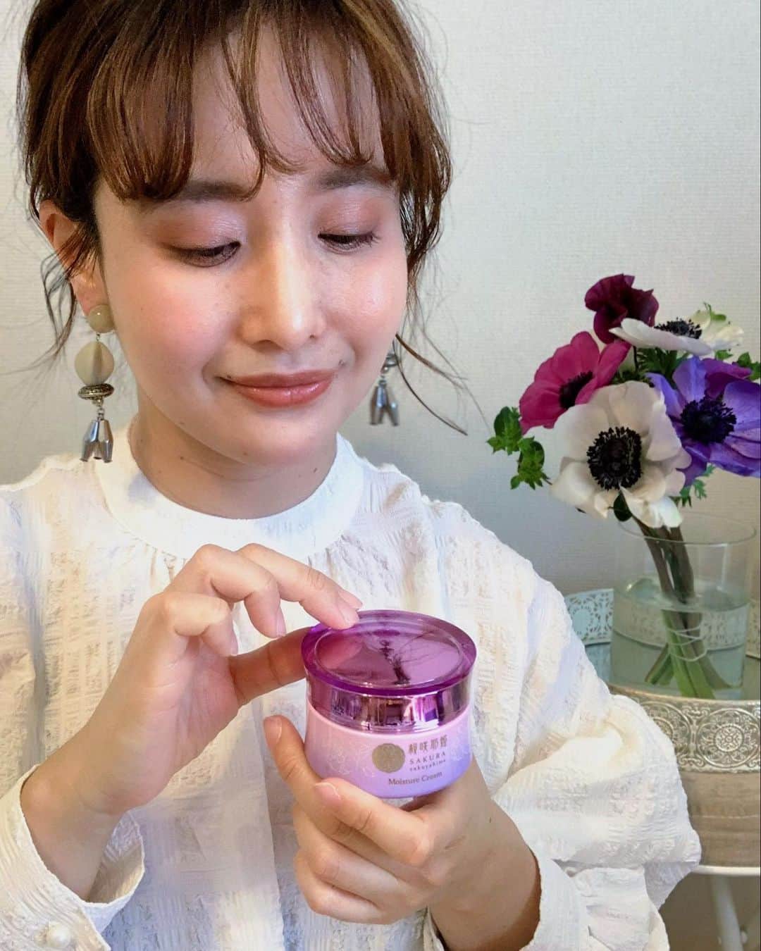 宮崎真梨子さんのインスタグラム写真 - (宮崎真梨子Instagram)「‥ 今日も一日お疲れ様です。なにかとストレスが多い日が続いてますよね。 そんな忙しい毎日に癒しを与えてくれる、桜香るアロマ化粧品をお試しさせて頂きました。 ∵ 働く女性のために贈る、桜のアロマ化粧品【桜咲耶姫(さくらさくやひめ)】のシリーズです。神話の 木花咲耶姫（このはなさくやひめ）にちなんだネーミングだそう。  桜の香りに癒されながら、肌も心も美しくなって欲しいという願いを込めて開発されたそうで、天然の桜エキスとエッセンシャルオイルを配合。しかも、花びら250枚から1滴しか抽出できない希少な桜のエキスを使用しているそう。そんな桜の香りはアロマの専門家が監修しているそうで、優しくてとっても良い香りです。  ◆ホットクレンジング コックリしたジェルなので、お肌に負担をかけることなくメイクを落とせます。香りを楽しみたい方は、パックしながら使うのもオススメ！しっとりした洗い上がりで、洗った後もほのかに香って癒されます。 ◆フェイスウォッシュ こちらはサラッとしたジェルです。優しい泡ですが、意外とスッキリした洗い上がりで気持ち良いです。お肌がつるんとして、しっかり汚れが落とせる感じがします。 ◆モイストローション  サラっとみずみずしいテクスチャーの化粧水です。美容成分がしっかり配合されているので、少量でもかなりしっとり潤う感じがします。こちらもつけた後の香りが良くて癒されます。  ◆モイスチャークリーム  ジェルタイプの保湿クリーム。肌馴染みが良く、のびも良いのでとっても使いやすいです。こちらも少量でしっかり潤う感じがします。コスパ良い感じがしました。  4つ使い終わると、お顔が桜の香りに包まれて凄い贅沢な気分♡この優しい香りは、一度使うと病みつきになりそうです♡さらに、合成香料、合成着色料無添加　パラベン、石油系界面活性剤不使用なので、安心して使えますね！  ∵  気になった方、ぜひチェックしてみてください♡  ∵  ∵  #PR #桜咲耶姫 #さくらさくやひめ #桜 #アロマ #コスメ #メイク落としジェル #洗顔フォーム #保湿化粧水 #保湿クリーム #美姫肌」2月11日 20時50分 - miyamari92