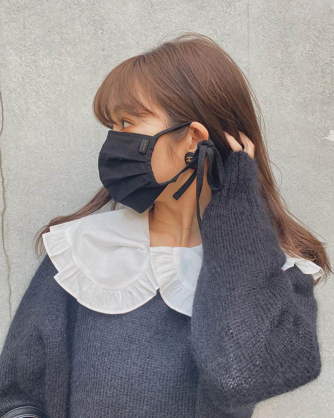 前田希美（まえのん）さんのインスタグラム写真 - (前田希美（まえのん）Instagram)「#のんの私服  N WITH.の新作スカートと、 次に発売するN WITH.ロゴマスクです。  マスクはギンガムチェックとブラックの 2色展開で、 どっちもかわいいのでおすすめ☺︎  スカートは去年も発売したアイテムで 好評だったので 今年も作っちゃいました～！ プリーツの動きがかなり 綺麗に見えるので高見えします。  ブラウスは昨日載せたものを レイヤードしてみました。  #のんの私服 #nwith #エヌウィズ  #code #fashion」2月11日 20時43分 - maeda_nozomi