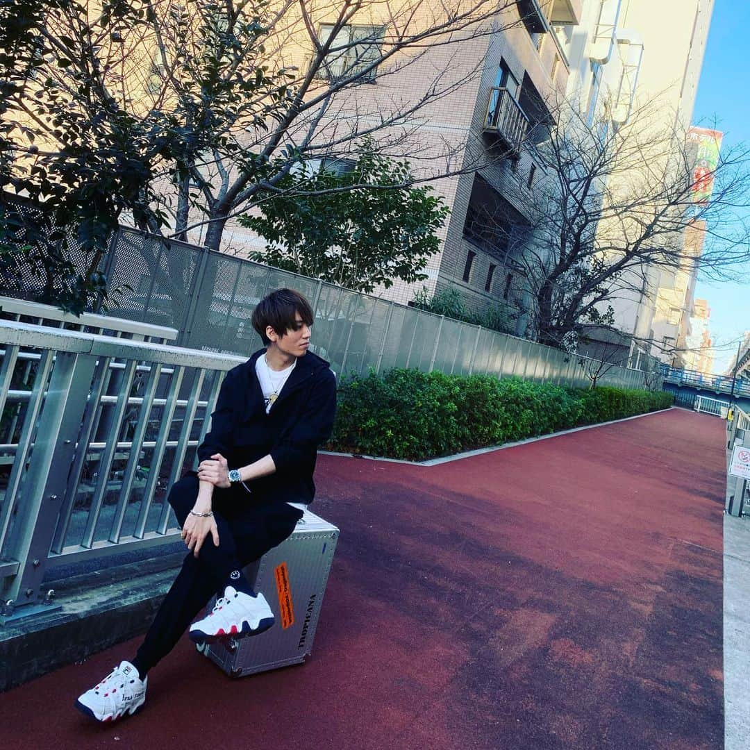 関根慶祐（K-SUKE）さんのインスタグラム写真 - (関根慶祐（K-SUKE）Instagram)「韓国ファッションにハマっている☺️✨  #韓国ファッション  #韓国　#メンズファッション #mensfashion #ブラックコーデ #リモワ  #rimowa #フィラ　#fila #bts #ブルガリ　#bvlgari #bvlgariocto #箱入りくまさん #magicalteddybear」2月11日 20時43分 - ksukeshirayuri