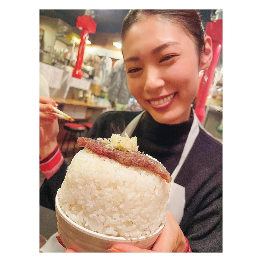 加藤侑紀のインスタグラム：「♥️漫画盛り♥️ 小碗＜中碗＜大碗＜漫畫級大碗🍚 要續碗好幾次很害羞，直接叫最大碗來吃😏 ・ 何度もおかわり恥ずかしいので初めから漫画盛りにしてもらいました😉 ・ ・ #漫画盛りごはん #昔話盛り #大碗飯 #大胃女王 #吃到爽 #大食い女王 #大盛りご飯🍚 #食べてる時がしあわせ #最幸福的就是吃  #日本燒烤 #滿面笑容 #吃肉吃肉 #肉だ肉 #七輪炭火焼 #旧暦の大晦日 #旧暦のお正月 #よく食べる女子 #大胃女子的日常  #私の日常生活 #私の食生活 #我的日常生活 #我的食记」
