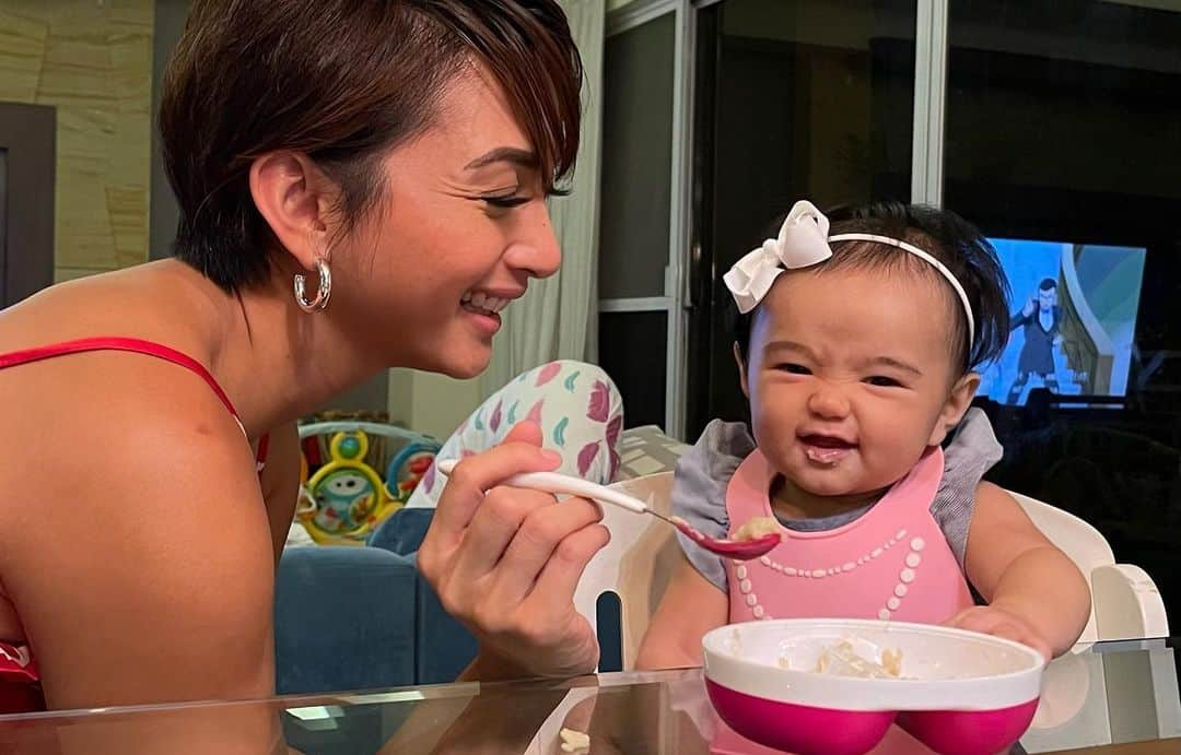 Iya Villaniaさんのインスタグラム写真 - (Iya VillaniaInstagram)「This little duday loves to eat!!! 😆  From her homemade meals to CERELAC infant cereals, keeping it yummy and nutritious for this little miss ❤️ I just love watching her little mouth chew and make cute sounds 😆 Almost like she’s kissing while eating! 😂   What’s your fave memorable/fun experience while feeding your baby? Share and comment below with our hashtags #CERELACPH and #ABowlofSustansyaSureKa and the top 3 will win one month supply of Cerelac Infant Cereals!  #CERELACPH」2月11日 20時45分 - iyavillania