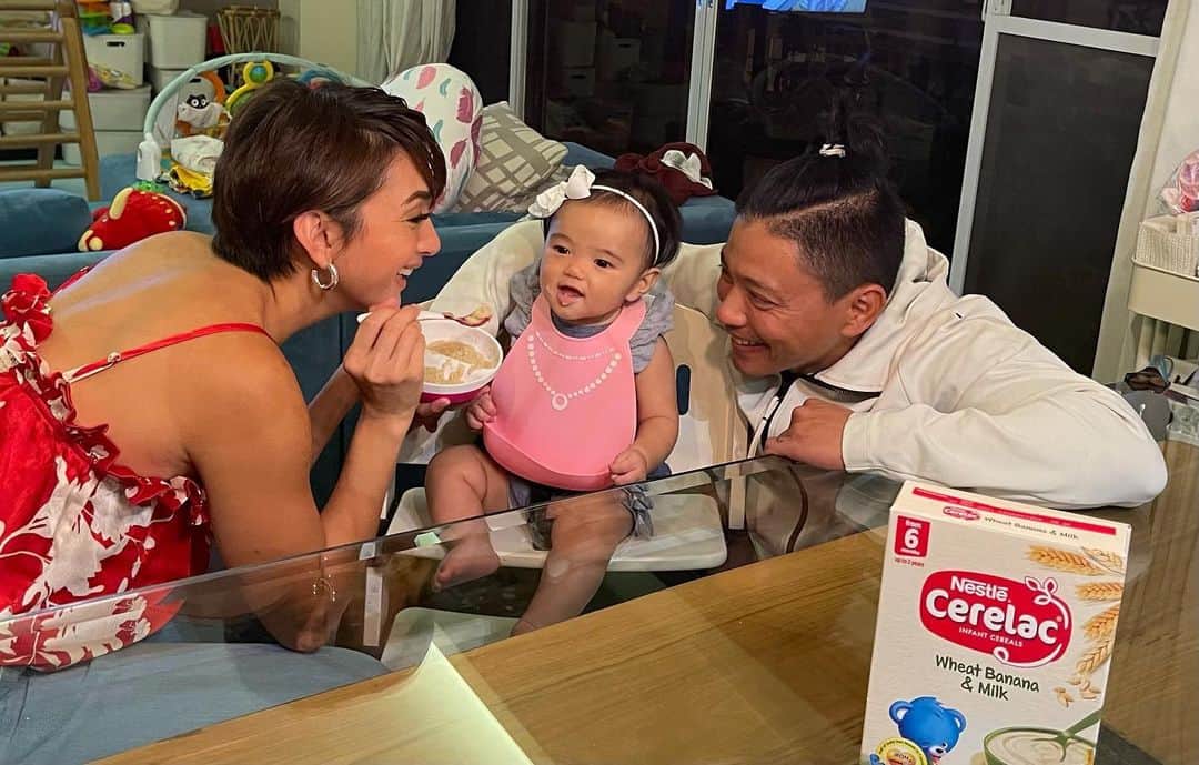 Iya Villaniaさんのインスタグラム写真 - (Iya VillaniaInstagram)「This little duday loves to eat!!! 😆  From her homemade meals to CERELAC infant cereals, keeping it yummy and nutritious for this little miss ❤️ I just love watching her little mouth chew and make cute sounds 😆 Almost like she’s kissing while eating! 😂   What’s your fave memorable/fun experience while feeding your baby? Share and comment below with our hashtags #CERELACPH and #ABowlofSustansyaSureKa and the top 3 will win one month supply of Cerelac Infant Cereals!  #CERELACPH」2月11日 20時45分 - iyavillania