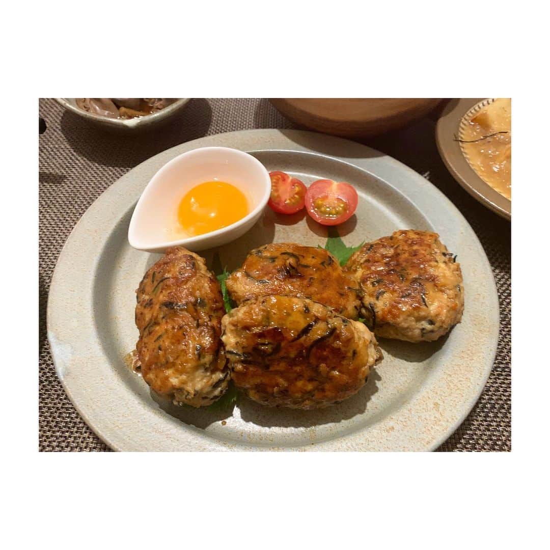 三倉茉奈さんのインスタグラム写真 - (三倉茉奈Instagram)「ひじきと豆腐入り 鶏のつくね。 卵の黄身を添えて、付けて食べたら お店みたいな雰囲気に☺︎ #cooking #おうちごはん」2月11日 20時46分 - mana_mikura_official