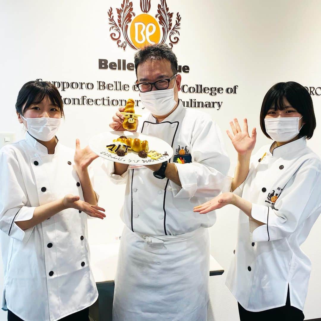 札幌ベルエポック製菓調理専門学校【公式】のインスタグラム：「ハッピーバースデー🎂🎉  製菓・調理師科1年生 担任の真野先生‼️  お誕生日の真野先生に 在校生たちがお祝いしに 来てくれました🥂✨  真野先生に喜んでもらうために、 準備をする学生たちが素敵です😆💖  #ベルエポック  #おでかけ授業 #特別授業 #業界直結 #一流の #プロから学ぶ #本物 #学び #製菓  #調理  #カフェ  #製菓調理専門学校ベルエポック #衛生管理  #食材教育 #札幌ベルエポック製菓調理専門学校 #いろいろな体験と #たくさんの出逢い #可能性が広がる #ベルエポック #学ぶ #身につく #技術 #instagram」