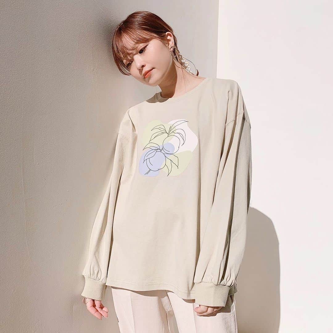 Vannie Officialのインスタグラム：「【２WAYプリントロゴロンT】¥2,700+tax   今日はこっちの気分… その日の雰囲気に合わせて着られる贅沢2WAYフェイス♡   《styling》 プリントとロゴ2WAYで楽しめるトップスが、春に大活躍間違いなしのロンTとなって登場♪ スウェットでもご好評いただいていた形を更に!可愛く、VANNIEっぽくアップデートしました◎ いつものボトムにプラスするだけでトレンド感あふれるスタイルに。 旬ルックが楽々叶う万能ロンTです！！ 春らしいまろやかカラー揃いでどれが良いか迷っちゃう…♡   《detail》 その日の気分に合わせて雰囲気が変えられる前後2ＷＡＹ仕様が魅力的◎ 女性らしいアートプリントをフロントでコーデのポイントに、VANNIEお馴染みのニュアンスロゴをフロントにするとぐっと女性らしさもUP。 全体的にゆとりをもたせ、ゆるシルエットで抜け感のあるスタイルを演出します◎   《fabric》 綿100％でお手入れも簡単です◎ ※詳しいお手入れ方法は商品タグをご参照ください。   ※プリント×ロゴは3種類あります。 桃プリント×ラインロゴ: ホワイト系その他、ベージュ、ライム 女の子プリント×筆記体ロゴ: ホワイト系その他3、レモンイエロー、ホワイト系その他4 お花プリント×クラシックロゴ: ホワイト系その他2、ミント、グレイッシュベージュ   #vannie_u#ヴァニーユー #ZOZOでしか買えない⠀⠀   お問い合わせはDMまでご連絡ください☺︎」
