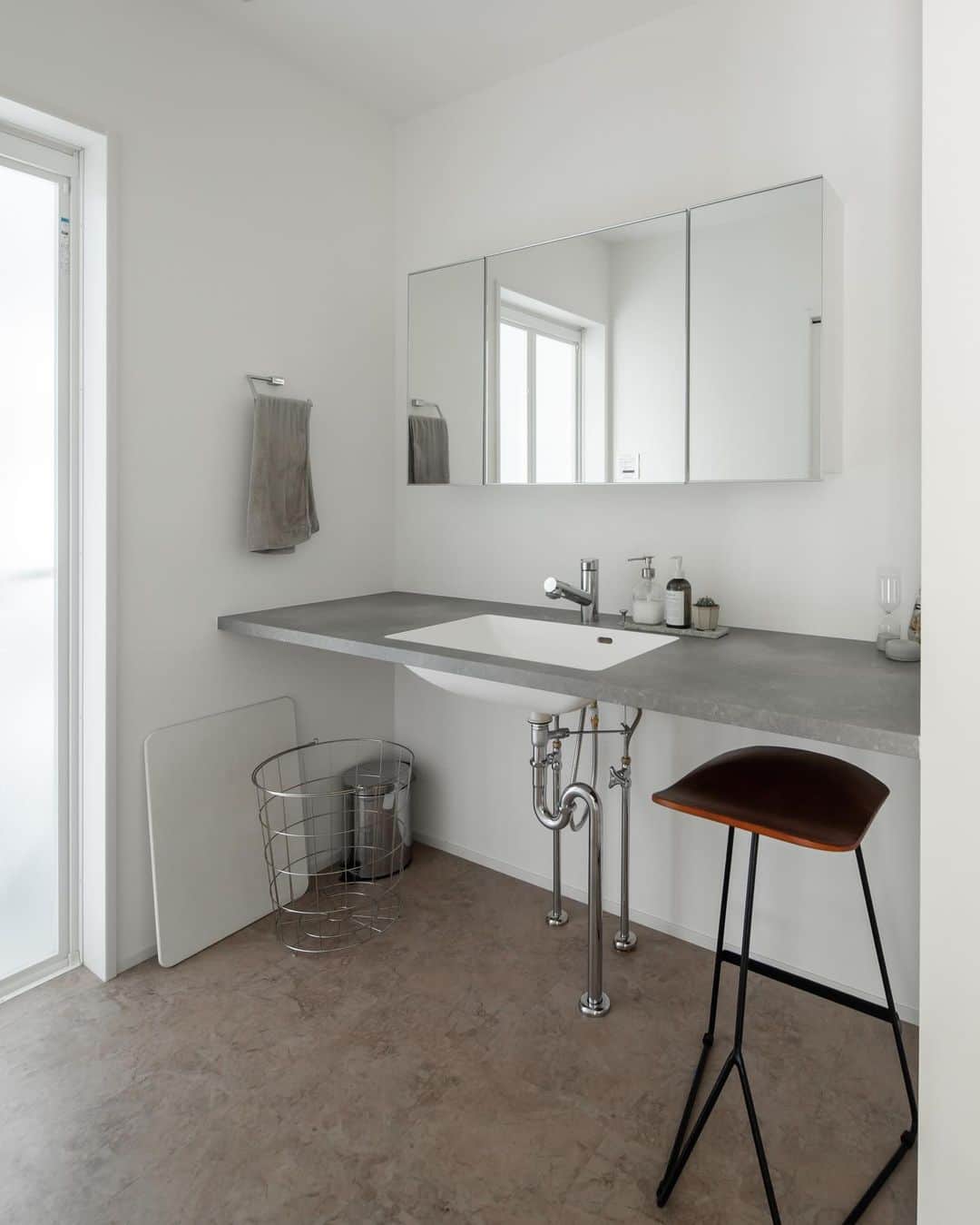 ルポハウス一級建築士事務所さんのインスタグラム写真 - (ルポハウス一級建築士事務所Instagram)「・ ・ ・ モルタル調のカウンタートップに白が映える、シンプルでお手入れもしやすい造作洗面台です。 ・ ちょっと腰掛けたい時に便利なスツールは、洗面台下部に収納できるサイズで。 ・ ・ ・ 𓐌𓐌𓐌𓐌𓐌𓐌𓐌𓐌𓐌𓐌𓐌𓐌𓐌𓐌𓐌𓐌𓐌𓐌  ルポハウスの施工事例はこちらまで☞ @reposhouse  𓐌𓐌𓐌𓐌𓐌𓐌𓐌𓐌𓐌𓐌𓐌𓐌𓐌𓐌𓐌𓐌𓐌𓐌 #ルポハウス は#ちょっとかっこいい家 を"友人のために" という思いでつくっています。 一生に一度の#マイホーム。 「あなたにしかできない」×「ルポハウスだからできる」で、 私たちだけの#家づくり を思いっきり楽しんでみませんか？！ ・ ・ ・ #住宅 #注文住宅 #新築一戸建て #デザイナーズ住宅  #一級建築士事務所 #設計事務所 #滋賀県の設計事務所 #myhome #instahouse #design #instahome #myhouseidea #洗面台インテリア #造作洗面台 #アイカスタイリッシュカウンター #サンゲツクッションフロア#hm4081 #モカストーン #石目調クッションフロア」2月11日 20時47分 - reposhouse