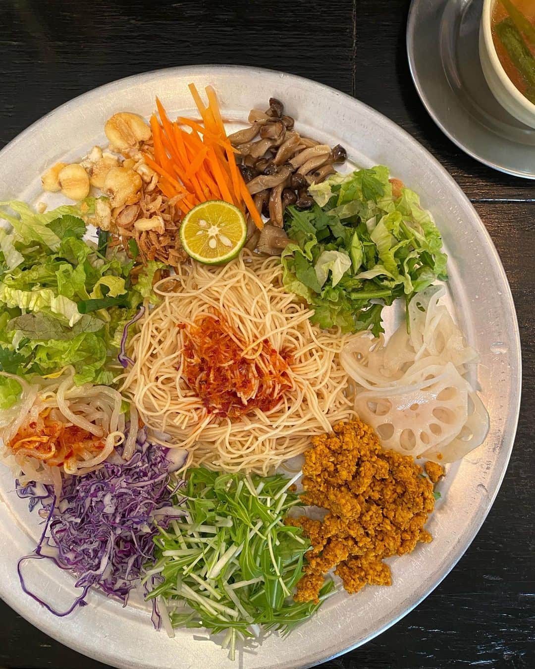 沢瀉美緒さんのインスタグラム写真 - (沢瀉美緒Instagram)「※ Asian lunch with  @izumikimoto ✨ . もはや定例のヨヨナムランチ🥢 定期的に食べたくなります。 . 今は秋冬仕立てみたいで お野菜の内容が少し違います🤏 . 混ぜ混ぜしてあとは一生懸命食べるのみ。笑 . そしてそのあとはリトルナップで コーヒー買って代々木公園へ。笑 . . #ヨヨナム #和え麺 #littlenapcoffeestand #リトルナップコーヒースタンド」2月11日 20時58分 - mio_omodaka