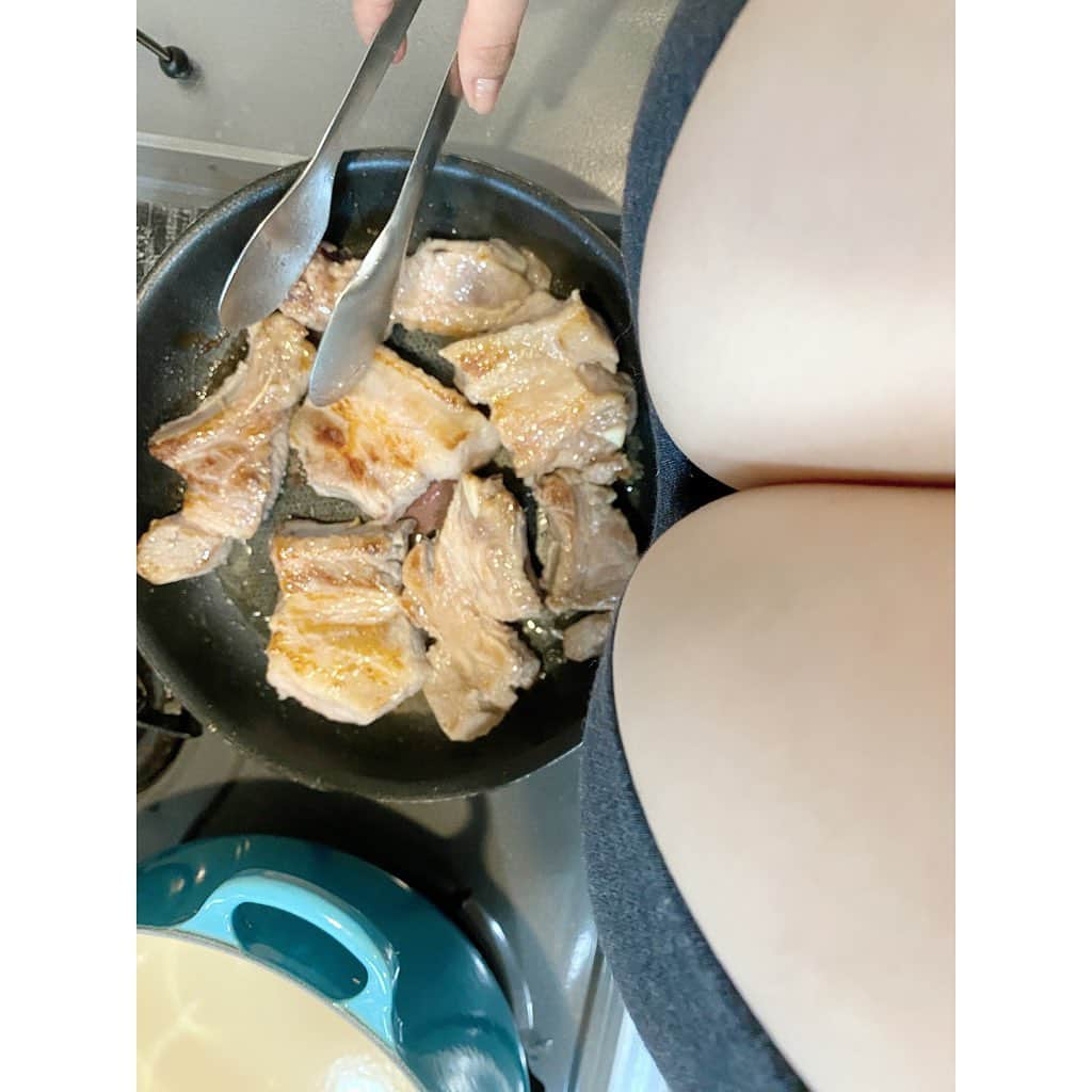 水樹たまさんのインスタグラム写真 - (水樹たまInstagram)「谷間メシ…の前に作ってるところ🍳 半額のスペアリブをこんがり…  #谷間メシ #スペアリブ #お料理好きな人と繋がりたい  #食べるの好きな人と繋がりたい #水樹たま #mizukitama  #curvywomen #foodstagram #ぽっちゃり女子 #むちむち #ストウブほしい #青いお鍋はル・クルーゼ #お家ご飯」2月11日 20時51分 - mizukitama