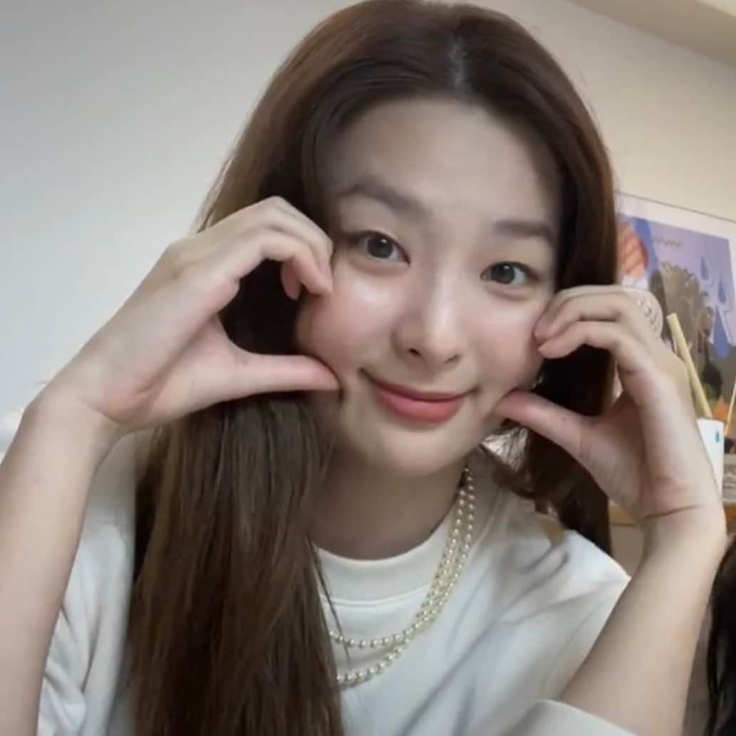 スルギのインスタグラム：「Seulgi’s birthday vlive  yesterday 💛」