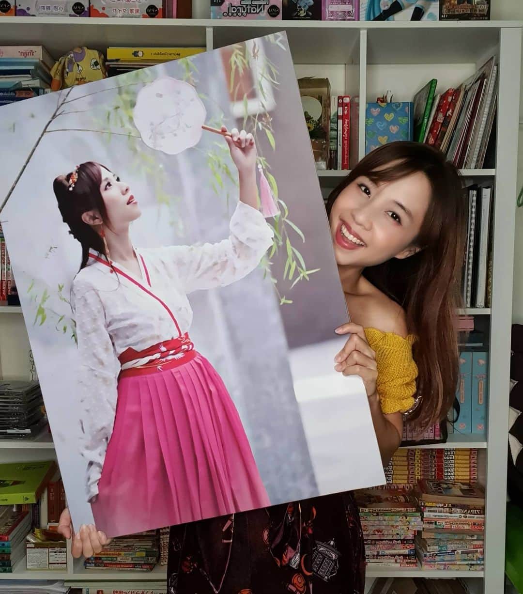 ビーム先生のインスタグラム：「มีชายหนุ่มลึกลับส่งของขวัญวาเลนไทน์มาให้ ! #แต่จริงๆไม่ใช่ เพราะฉันสั่งให้ตัวเอง  555 งานสวยมากขอบคุณ @sodaprinting ค่ะ  写真いただきました♥ありがとうございます  #SOdAcutegirl  #ของขวัญวาเลนไทน์ #ของขวัญให้แฟน  นึกถึง #ของขวัญ ต้อง #SOdAPrintinG เท่านั้น  #influencer #blogger #youtuber #thai #thaigirl #japan #日本　#タイ　#インフルエンサー　#ブロガー　#ユーチューバー　#外国人　#訪日外国人　#タイ人　#タイ語　#บล็อกเกอร์ #ยูทูปเบอร์ #ไทย #ญี่ปุ่น #ภาษาญี่ปุ่น」