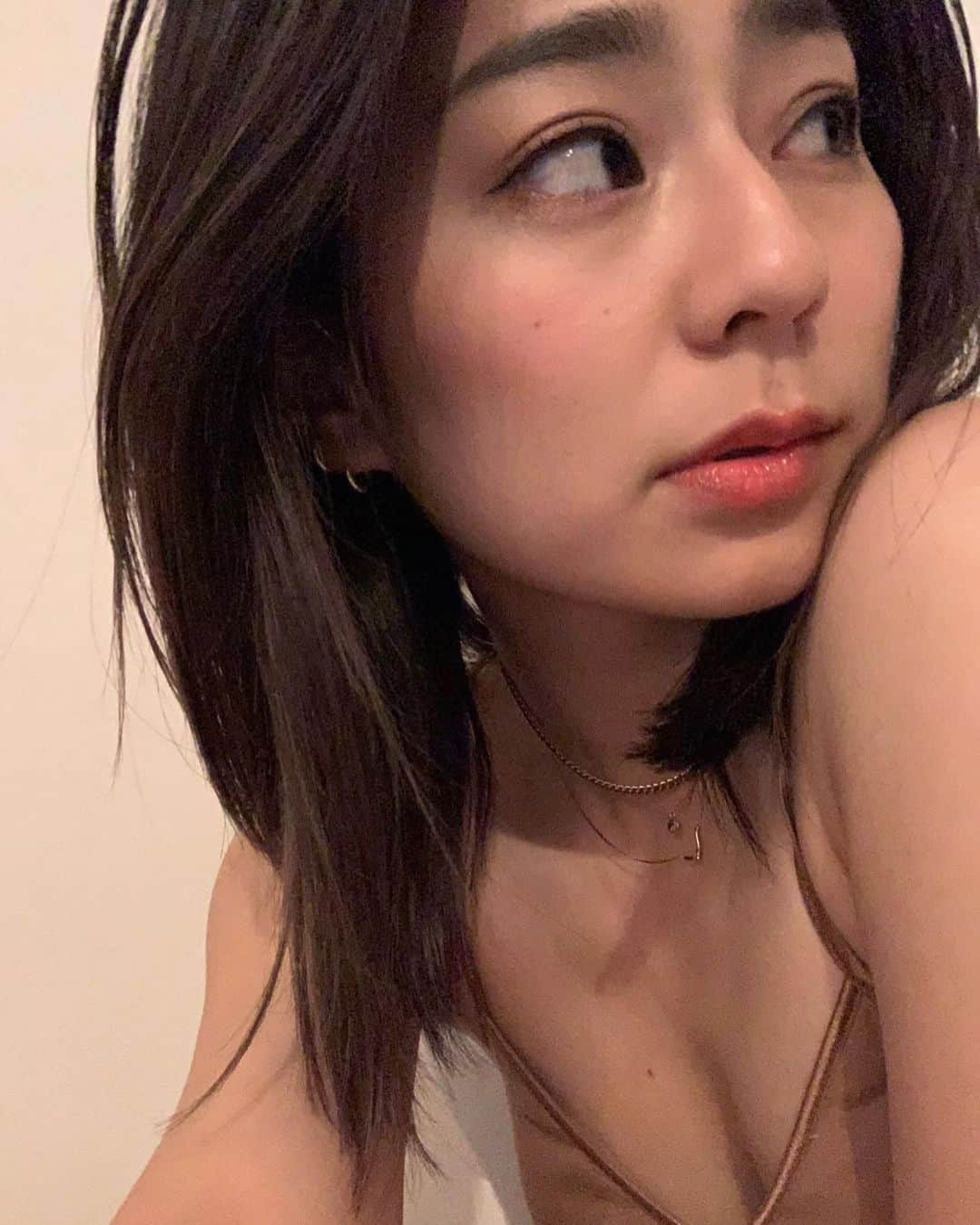 信太美月さんのインスタグラム写真 - (信太美月Instagram)「Got my hair dyed. 地毛の自然な黒に戻そう大作戦！してます😂 根元の黒と同じ色にしてもらったよ。 境目なくきれいに染まった♡ 金髪でかなり傷んでるはずなのに つるつるになったすごい🥺 おさくありがとうー！」2月11日 20時53分 - shidamizuki