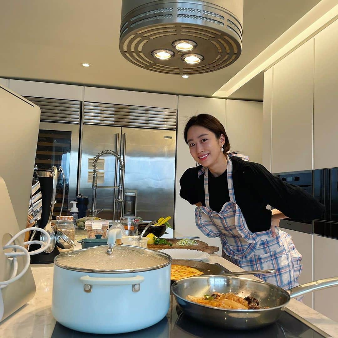 チョン・ヘビンのインスタグラム：「아침부터 하루꼬박차렸는데  먹는건 한순간이네요✨빛삭🌈 모두 새해 복 많이 받으시고 만수무강 대박행진 행복가득하세요!!!!!!」