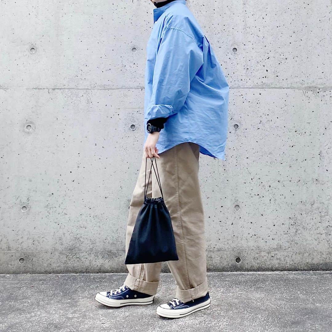 ryokoさんのインスタグラム写真 - (ryokoInstagram)「▪︎ . ブルーのオーバーサイズシャツとベージュのトラウザー . . . shirt #graphpaper  bottoms #harvesty bag #era_goods  shoes #converse #ct70」2月11日 20時55分 - ryo___ka