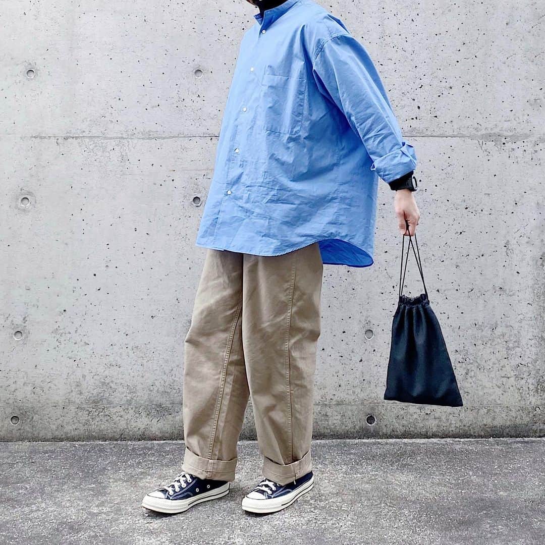 ryokoのインスタグラム：「▪︎ . ブルーのオーバーサイズシャツとベージュのトラウザー . . . shirt #graphpaper  bottoms #harvesty bag #era_goods  shoes #converse #ct70」
