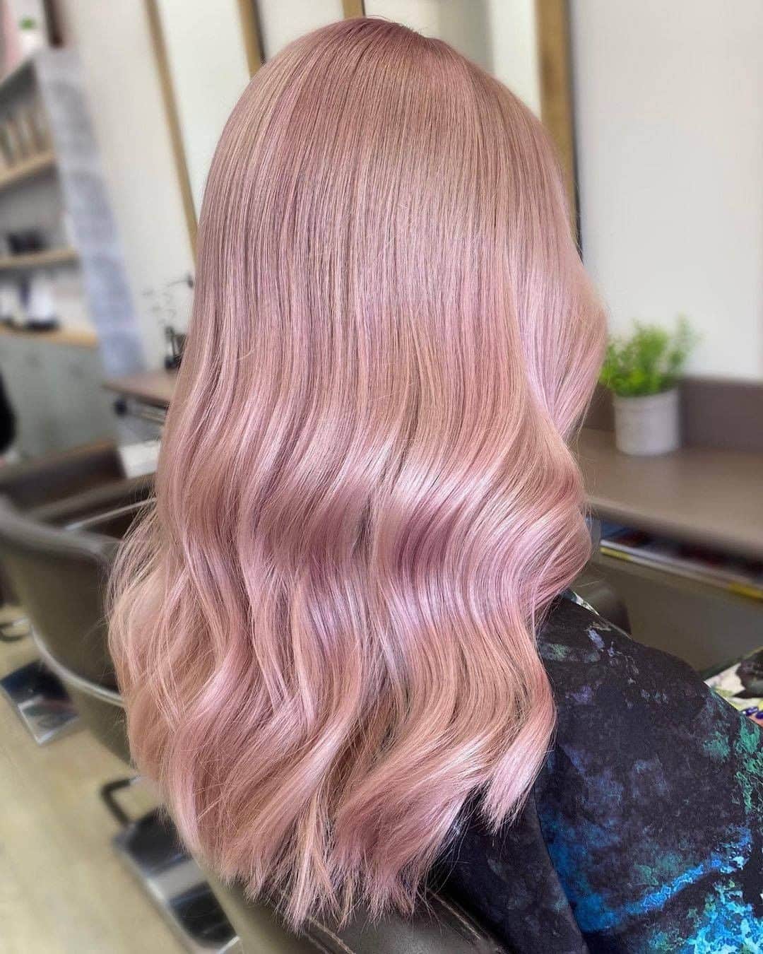 ghd hairさんのインスタグラム写真 - (ghd hairInstagram)「Our valentine’s crush? These dusky pink waves… 💕 @thecut_hairstudio   #ghd #ghdhairpro #hairgoals #pinkwaves #hairenvy #pinkhair」2月11日 20時55分 - ghdhair