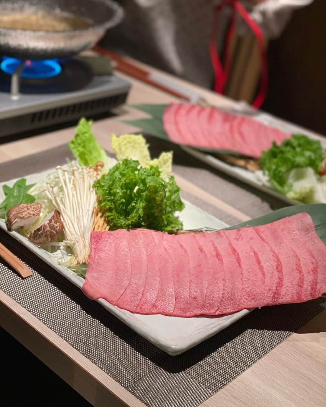 ImotoEtsuyo さんのインスタグラム写真 - (ImotoEtsuyo Instagram)「｢@hajime.jukuseitan｣ ・  ・ 赤坂にオープンした 『熟成タンしゃぶはじめ赤坂』へ伺いました。  2週間熟成されたお肉に 昆布、鰹、椎茸などを長時間低温で抽出した “黄金の出汁”でしゃぶしゃぶ。 お肉は柔らかく甘味が増しておいしい。 お野菜もたっぷり入っているから 嬉しいです。  ご飯とお味噌汁付き✨  特製のごまだれと ポン酢も美味。  落ち着いた雰囲気の店内、 個室でゆっくりくつろげます。  『熟成タンしゃぶ　はじめ　赤坂』で 検索してみて下さい。  ストーリーズにもURLを張ったから見てね！　  ・ ・ ・ @hajime.jukuseitan  #はじめ赤坂 #熟成タンしゃぶはじめ赤坂 #しゃぶしゃぶ  #熟成肉  #熟成タン  #個室ランチ #個室 #赤坂グルメ #tokyogourmet  #東京グルメ #赤坂 #溜池山王 #赤坂見附  #白穂乃香 #woomypr」2月11日 20時55分 - bisuhada