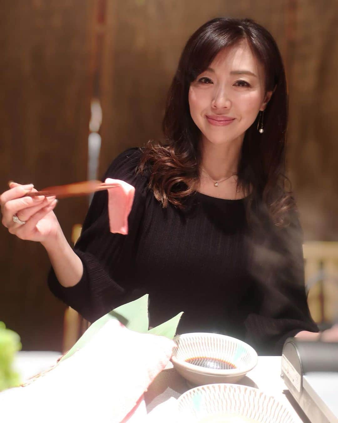 ImotoEtsuyo さんのインスタグラム写真 - (ImotoEtsuyo Instagram)「｢@hajime.jukuseitan｣ ・  ・ 赤坂にオープンした 『熟成タンしゃぶはじめ赤坂』へ伺いました。  2週間熟成されたお肉に 昆布、鰹、椎茸などを長時間低温で抽出した “黄金の出汁”でしゃぶしゃぶ。 お肉は柔らかく甘味が増しておいしい。 お野菜もたっぷり入っているから 嬉しいです。  ご飯とお味噌汁付き✨  特製のごまだれと ポン酢も美味。  落ち着いた雰囲気の店内、 個室でゆっくりくつろげます。  『熟成タンしゃぶ　はじめ　赤坂』で 検索してみて下さい。  ストーリーズにもURLを張ったから見てね！　  ・ ・ ・ @hajime.jukuseitan  #はじめ赤坂 #熟成タンしゃぶはじめ赤坂 #しゃぶしゃぶ  #熟成肉  #熟成タン  #個室ランチ #個室 #赤坂グルメ #tokyogourmet  #東京グルメ #赤坂 #溜池山王 #赤坂見附  #白穂乃香 #woomypr」2月11日 20時55分 - bisuhada