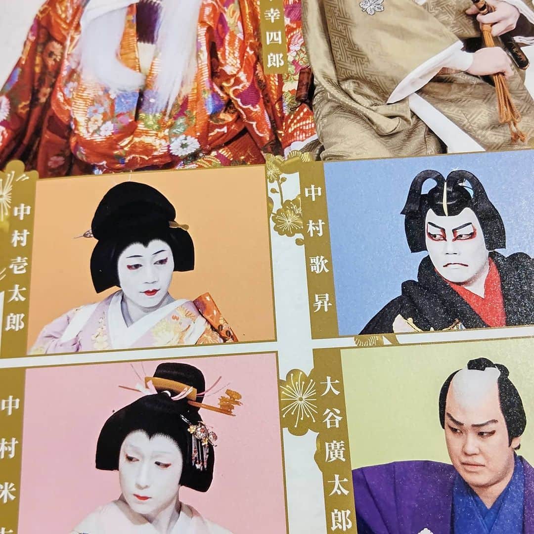 藤間勘十郎のインスタグラム：「博多座初日を迎えました‼️緊急事態宣言のなか、様々な対策をとり無事に明きました✨今回は平成組大活躍✨久しぶりに芝居も観劇。皆、学芸会みたいな芝居しか出来なかったのに、趣向の華を経て、やっと花形歌舞伎の額縁にはまってきたように思いました‼️この額縁にはまる事が先ずどれだけ大変か❗️皆、お客様の前で勉強できる幸せを噛み締めて、今日があるように思いました❗️舞踊家からしたら羨ましい😭可愛い愛弟子達の成長😁👏幸せです🎵私の子供や孫達の代にはお手本になるだろうなぁ🎵楽しみ‼️しかし、今日の舞台の舞台の出来はまぐれかもしれないから(笑)気を抜かず頑張ってほしい‼️８５点と言っておきました(笑)  #博多座 #歌舞伎 #平成」