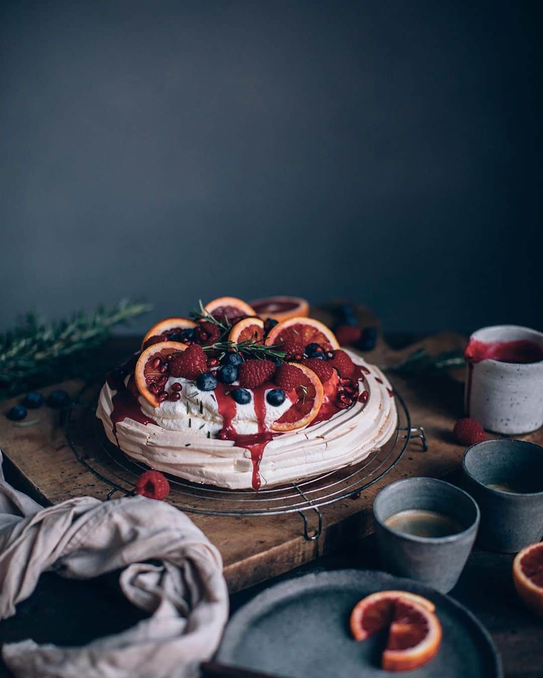 Our Food Storiesさんのインスタグラム写真 - (Our Food StoriesInstagram)「This blood orange-berry pavlova is such a wonderful treat for these cold winter days 🤗 Get the recipe on the blog, link is in profile. #ourfoodstories  ____ #bloodorange #pavlova #sweetbaking #bakinglove #glutenfreedessert #glutenfri #glutenfrei #glutenfreerecipes #momentslikethese #foodstylist #foodphotographer #germanfoodblogger #fellowmag #simplejoys」2月11日 20時55分 - _foodstories_