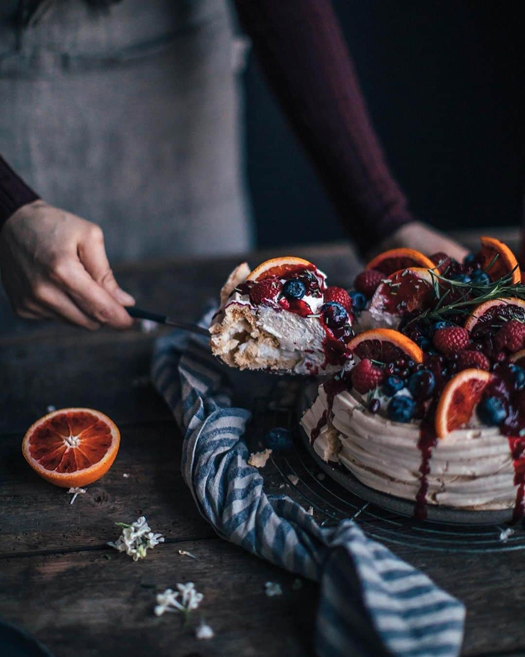 Our Food Storiesさんのインスタグラム写真 - (Our Food StoriesInstagram)「This blood orange-berry pavlova is such a wonderful treat for these cold winter days 🤗 Get the recipe on the blog, link is in profile. #ourfoodstories  ____ #bloodorange #pavlova #sweetbaking #bakinglove #glutenfreedessert #glutenfri #glutenfrei #glutenfreerecipes #momentslikethese #foodstylist #foodphotographer #germanfoodblogger #fellowmag #simplejoys」2月11日 20時55分 - _foodstories_