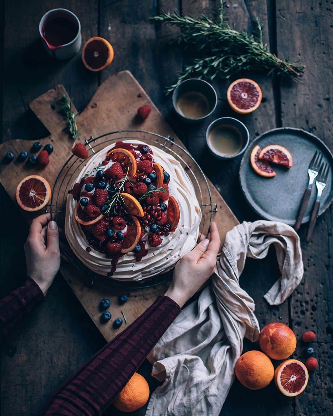 Our Food Storiesのインスタグラム：「This blood orange-berry pavlova is such a wonderful treat for these cold winter days 🤗 Get the recipe on the blog, link is in profile. #ourfoodstories  ____ #bloodorange #pavlova #sweetbaking #bakinglove #glutenfreedessert #glutenfri #glutenfrei #glutenfreerecipes #momentslikethese #foodstylist #foodphotographer #germanfoodblogger #fellowmag #simplejoys」
