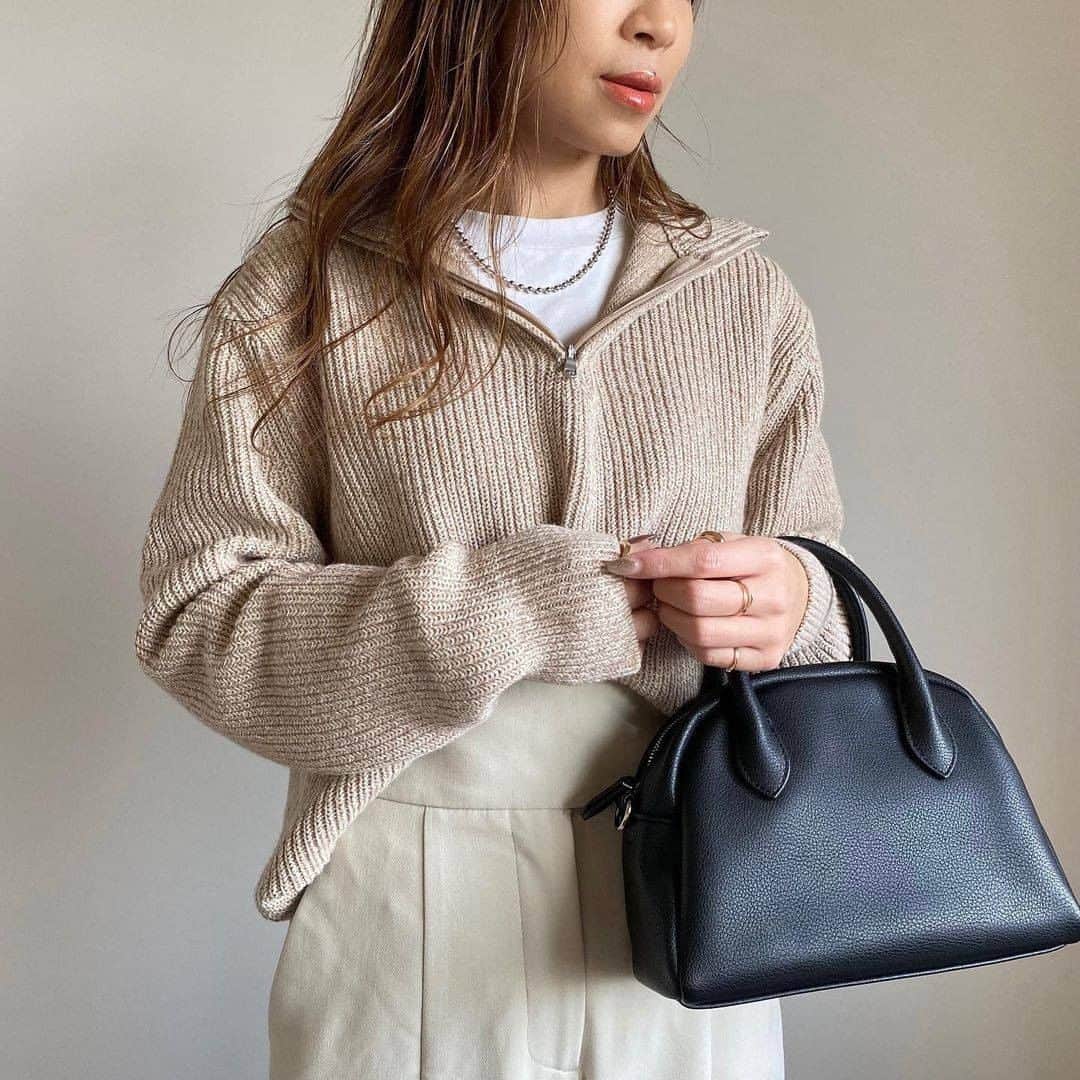 のインスタグラム：「. . . ユニクロのトップスを使ったプチプラコーデ❤️ レイヤードでこなれ見えする大人カジュアルコーデですね♪ . . アイテムの詳細はアカウントをチェック♡ @__sua.777 さん 素敵なコーデの紹介ありがとうございます！ . . ♡コーデ募集♡ お気に入りのコーデに #mineby3mootd #mineプチプラ部 のハッシュタグ をつけて投稿してください💕﻿ 投稿していただいた中から選ばれた投稿はMINEの記事 or MINE公式インスタグラムにてご紹介させてもらいます！ あなたもMINEに載れるかも😍 . . #mineby3mootd #mineプチプラ部 #プチプラコーデ #mineアイテム部 #きょコ #今日のコーデ #大人カジュアル #大人シンプルコーデ #大人シンプル #シンプルコーデ #秋冬 #秋冬コーデ #冬コーデ #ユニクロ #UNIQLO #トップス #ウォッシャブルミドルゲージハーフジップセーター #ハーフジップ」