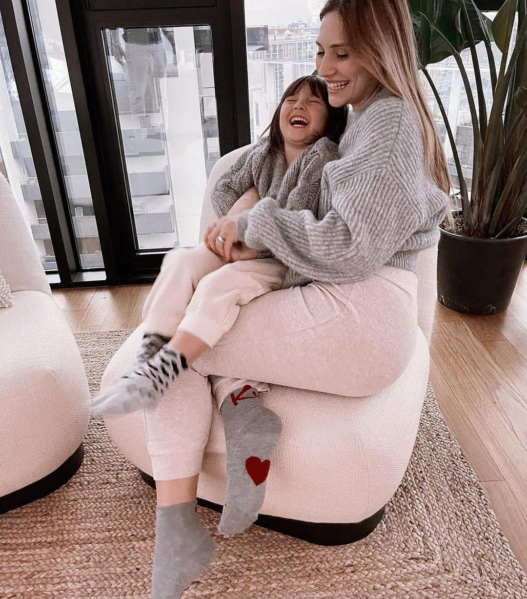 CALZEDONIAさんのインスタグラム写真 - (CALZEDONIAInstagram)「True love is ... cuddles together! 💕 Discover our MiniMe Socks ! [DC0403 - BC0306] #calzedonia #calzedoniaLovesYou #valentinesDay #MiniMe」2月11日 20時55分 - calzedonia