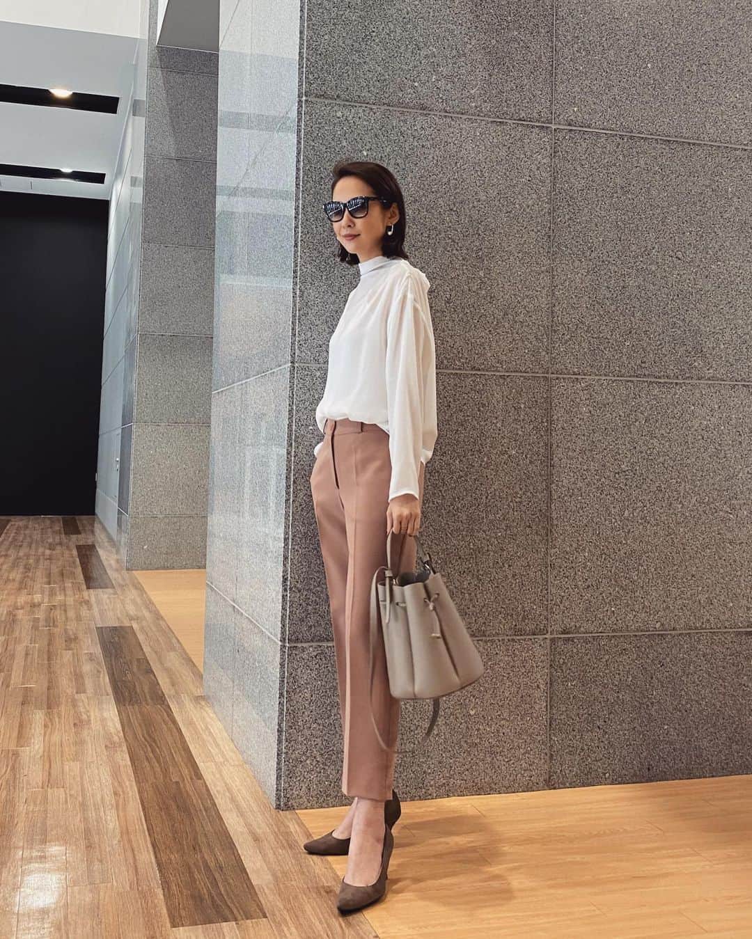 のインスタグラム：「#outfit  Tops... @fifth_store Pants... #dholic Bag... #poleneparis  @fifth_store のブラウスを着て、一足早い春コーデ。 バックリボンだから、甘くなりすぎず着やすいです🌸  #fifth#fifthtl#フィフス#バックタイヴィンテージサテンシアーブラウス#トレンド#ブラウス#高身長コーデ#春コーデ#pr」