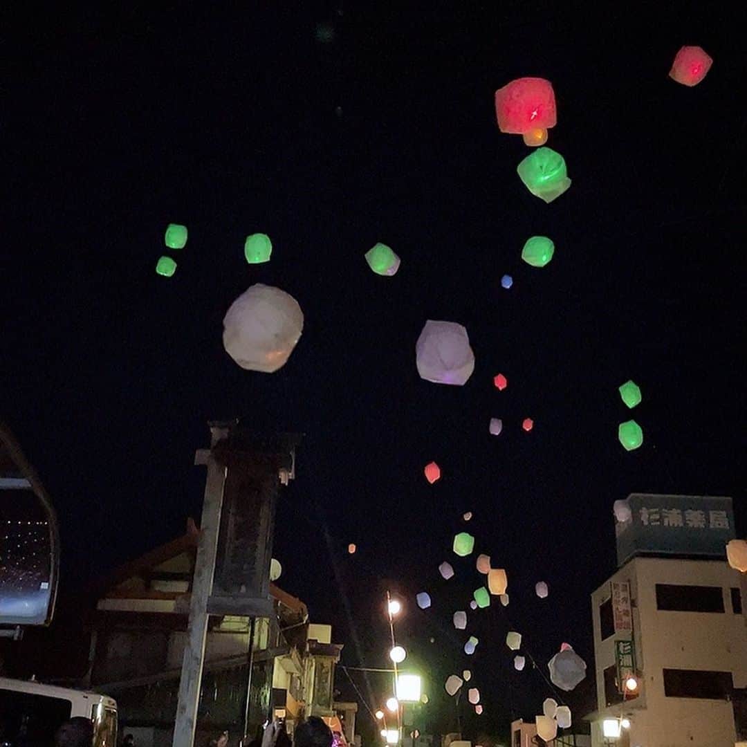 須賀由美子さんのインスタグラム写真 - (須賀由美子Instagram)「那珂川光のイベント♪ オープニングセレモニー司会でした❤️ 夜空いっぱいに100個のランタンが 打ち上がり、まるでおとぎの国のようでした^_^ #那珂川町 #那珂川光のイベント」2月11日 21時07分 - tottiyumi