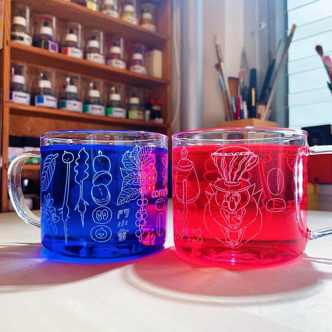 のインスタグラム：「Congratulations on the @coffeeand.hk 3rd Anniversary!  <Coffee & Little Thunder 3 Anni Clear Mug>  Details/ Material: Glass Colour: Transparent Weight: 115 Grams Capacity: 350 Milliliters Dimensions: LxWxH 8.5 x 8.5 x 7 Centimetres HKD140  Available exclusively at @coffeeand.hk (*Online/ Overseas Courier service is not available at this moment)  ___________________________  Coffee & Laundry 香港中西區上環皇后街1號F地舖 (7-11旁) Shop1F, G/F, 1 Queen Street, Sheung Wan, Hong Kong  MON-FRI 0800 ~ 1700 SAT-SUN 0900 ~ 1800 ___________________________」