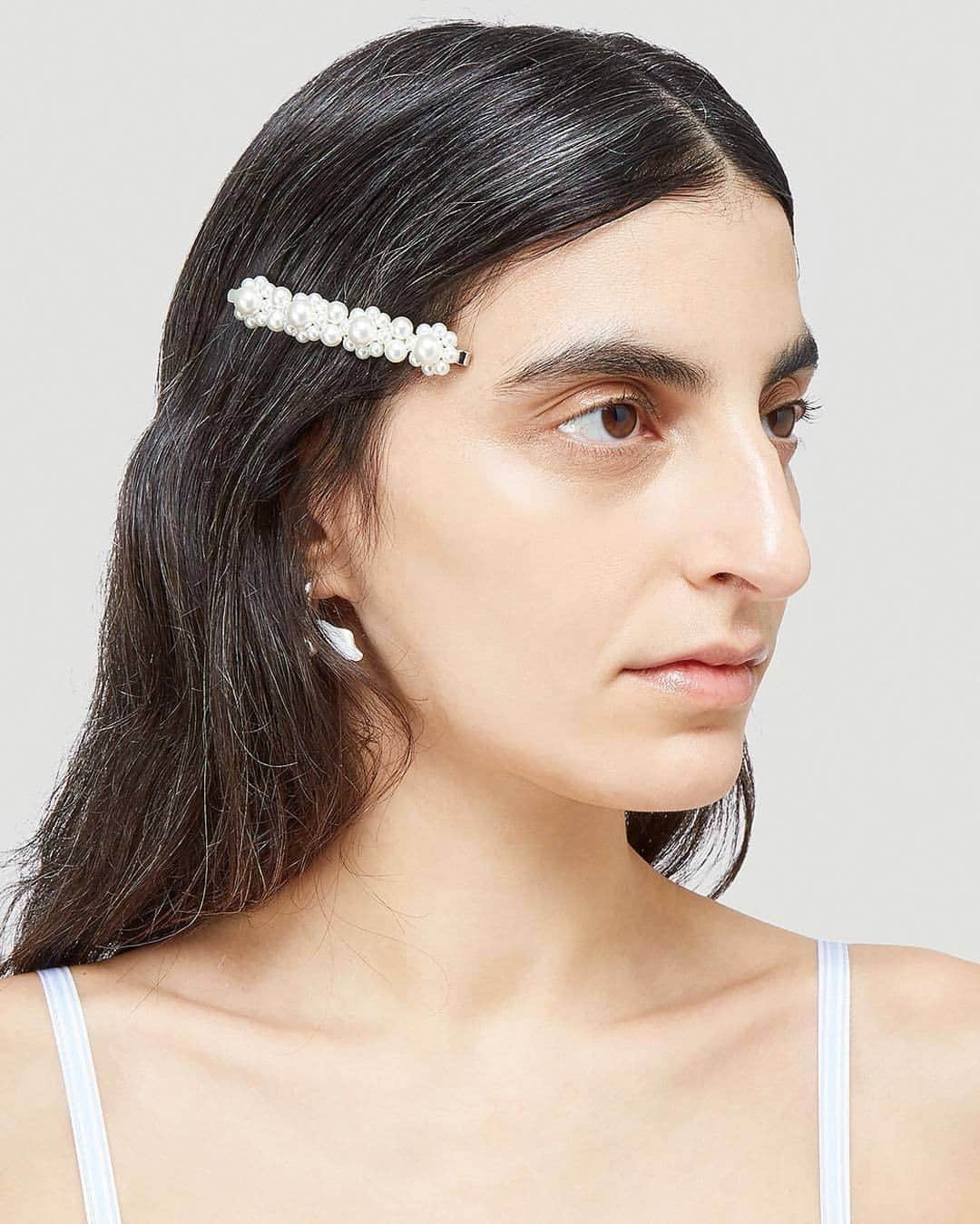 エルエヌシーシーのインスタグラム：「Characterised by intricate embellishment and opulent finishes, discover Simone Rocha's eye-catching hair pieces and jewellery. @simonerocha_」