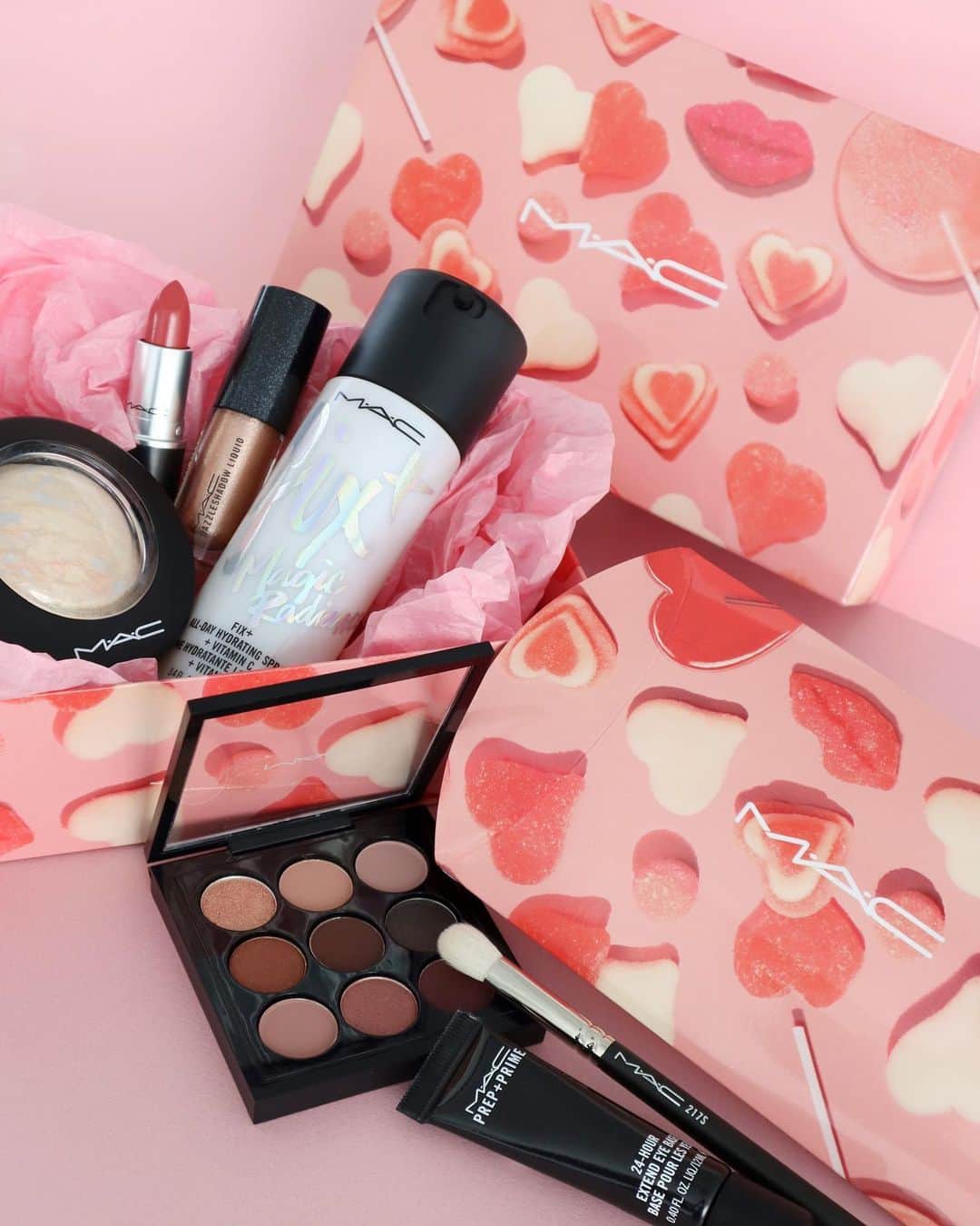 M∙A∙C Cosmetics Japanのインスタグラム：「公式オンライン限定！スペシャルギフトラッピングが明日2月12日(金)スタート🎁春限定のギフトラッピングでお届けします✨ バレンタイン、ホワイトデー ギフトに大切な人にギフトで想いを伝えましょう💕 ㅤ ※公式オンライン 午前10時スタート予定。システムの影響により、多少前後する可能性がございます。何卒ご了承ください。 ※ショッピングカートページで「ギフト オプションを変更する」をクリック、「ギフト用に包装する」にチェックが入っていることをご確認ください。 ㅤ 注意事項 *1回のご注文内容をおまとめし、オリジナルギフトラッピングでお届けします。 *製品サイズが大きい、1回のご注文点数が多いなどにより限定ギフトラッピングができない可能性がございます。予めご了承ください。 *製品ごとのラッピングをご希望の場合は、個別にご注文ください。 *ギフトボックスの追加・同梱などは承っておりません。 *限定デザインのギフト ラッピング資材がなくなり次第、予告なく通常デザインのラッピングに切り替わります。 *デザイン・サイズを選ぶことはできませんので、予めご了承ください。」