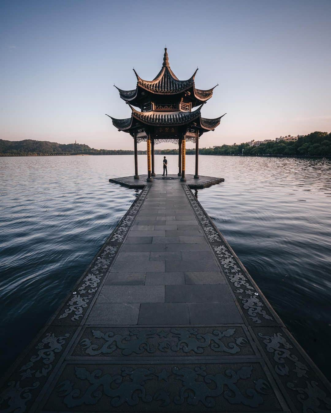 R̸K̸のインスタグラム：「Bouncing of the pond water surfaec bounce your heart. #hellofrom Hangzhou China ・ ・ ・ ・ #beautifuldestinations #earthfocus #earthoffcial #earthpix #thegreatplanet #discoverearth  #awesome_earthpix #roamtheplanet #lifeofadventure #nature #tentree #livingonearth #theweekoninstagram  #visualambassadors #stayandwander #awesome_photographers #IamATraveler #wonderful_places #TLPics #depthobsess  #voyaged #sonyalpha #bealpha  #artofvisuals  #cnntravel #d_signers #lonelyplanet #luxuryworldtraveler  #bbctravel @sonyalpha  @lightroom @soul.planet @earthfever @9gag @500px @paradise @mega_mansions @natgeotravel @awesome.earth」