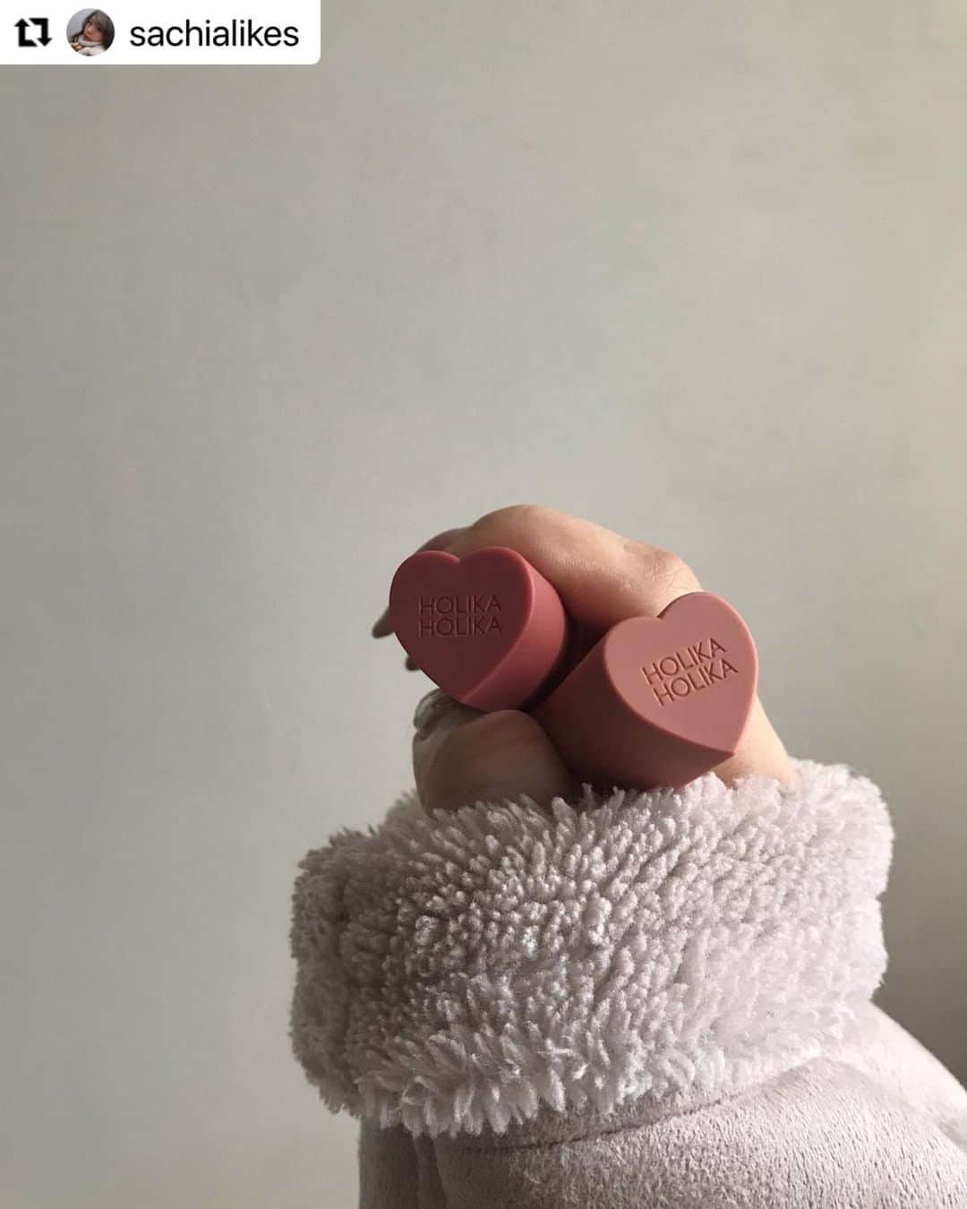 FAVOR【フェイバー】のインスタグラム：「FAVORをタグ付けしてくれた投稿をランダムにご紹介！ いつもありがとうございます♡  本日は、@sachialikes さんのご投稿です✨  ---------------------------  #Repost @sachialikes with @make_repost ・・・ HOLIKA HOLIKAのハートクラッシュグローティントエアー07と08。  昔から日本で買える韓国コスメとして、知ってはいたもののこれまでリップを試したことはありませんでした。  今回たまたまQoo10で発見してSALEをしていたので、この機会に試してみよう！と購入してみました🥰  ガーリーコスメ好きな子にはとってもぴったりなハート型のパッケージ。  並べて上から撮ったら、可愛くなりそう！  テクスチャーは、ベタつく感じがなく透明感があるツヤという仕上がりでした！  ついついコスメを買うときは薄い色と濃い色の複数買いをしてしまうのですが、それはきっと韓国メイクトレンドの１つ「グラデリップ」が好きだからです☺️✨  同じリップの色違いなら馴染みがよく、重ねたときに自然な立体感が出せるのでオススメです。  違うブランドのを重ねて予想以上に可愛くなったときもテンション上がるのでそちらもオススメです！(笑)  単色でももちろん可愛いですが、重ねてその日だけの色を楽しむのも好きです☺️  リップ試し塗りしてたら最後にネッコが飛び込んできました(笑)  #大人女子コスメ #美容大好き #コスメ大好き #オススメコスメ #コスメ購入品 #ホリカホリカ #holikaholika #ティントリップ」