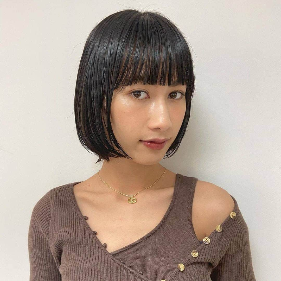 bangsのインスタグラム：「素敵なヘアスタイルをご紹介させて頂いてます！ @kanako7x27さんありがとうございます♡  ——————————————————   ＊ bangs(バングス)  “なりたい私” と ”叶えてくれるスタイリスト” が見つかるWEBマガジン  ヘアスタイル作品を毎日配信中！ 新たな自分に出会うための理想のヘアスタイルと スタイリストを”bangs”で見つけることができます🌟  #ショートボブ #ボブ #ボブヘアー #ボブヘア #前下がりボブ #ヘアスタイル #ヘアカタログ #发型 #髮型 #髮型屋 #髮型設計 #日系髮型 #短髮造型 #短髮女孩 #日系短髮 #女生髮型 #女生短髮 #短髮型 #염색 #헤어 #단발 #bob #복구펌 #짧은머리 #숏컷」