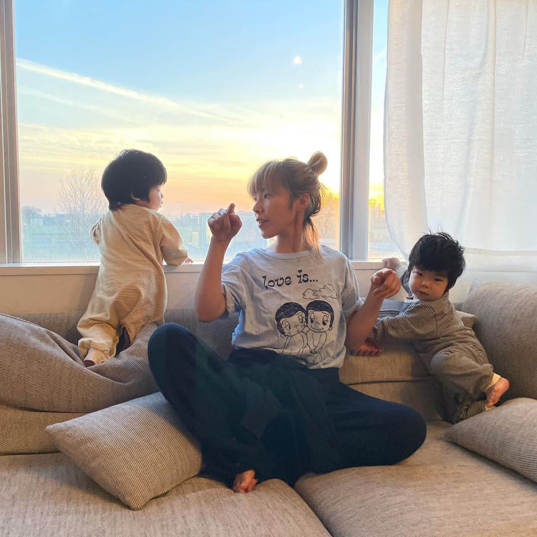 SHOCOのインスタグラム：「毛量感が双子にそっくりでつい買ってしまったTシャツ。にてる！2人同時に前向かせるのは至難の業#Tシャツ#twins#双子#双子コーデ#ベビー服#ベビー服男の子 #双子あるある #双子育児 #twins  #mdツイン #twinsbaby  #育児 #育児日記  #1歳  #りつみつ日記 #ベビスタグラム #ママグラム #赤ちゃんのいる生活#1歳男の子#赤ちゃんのいる暮らし#双子のいる生活#一卵性双生児」