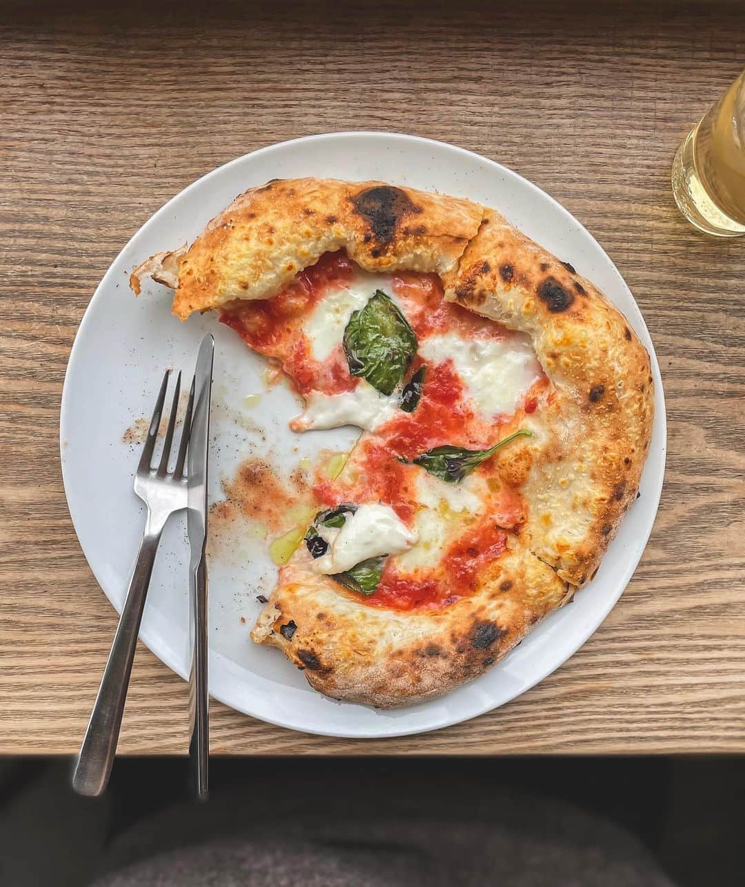 山口淳一のインスタグラム：「Pizza Margherita. 色んな種類があっても、とりあえずマルゲリータを頼む派。 — #pizza #margherita #caldo #マルゲリータ」