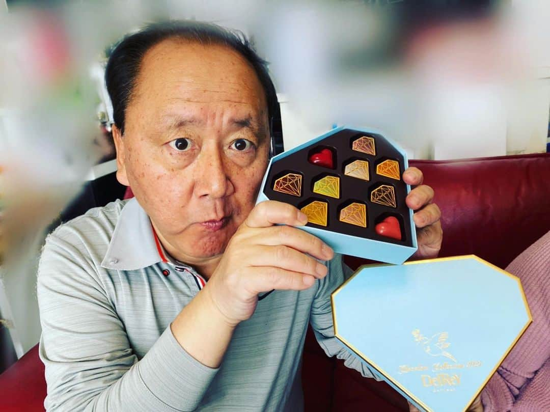 なちゅさんのインスタグラム写真 - (なちゅInstagram)「ハピバレ🍫 #happyvalentinesday  #父親 #delrey  きっと母親がほとんど食べる🙆‍♀️笑 毛が生えますように✨🍫 違うかww いつもありがとう✨ #不動産 の父親の背中をみて いつのまにか不動産になりました🏠 ちょっと早いけど🍫ｻﾌﾟﾗｲｽﾞ #宅地建物取引士」2月11日 21時12分 - nachudesu1223