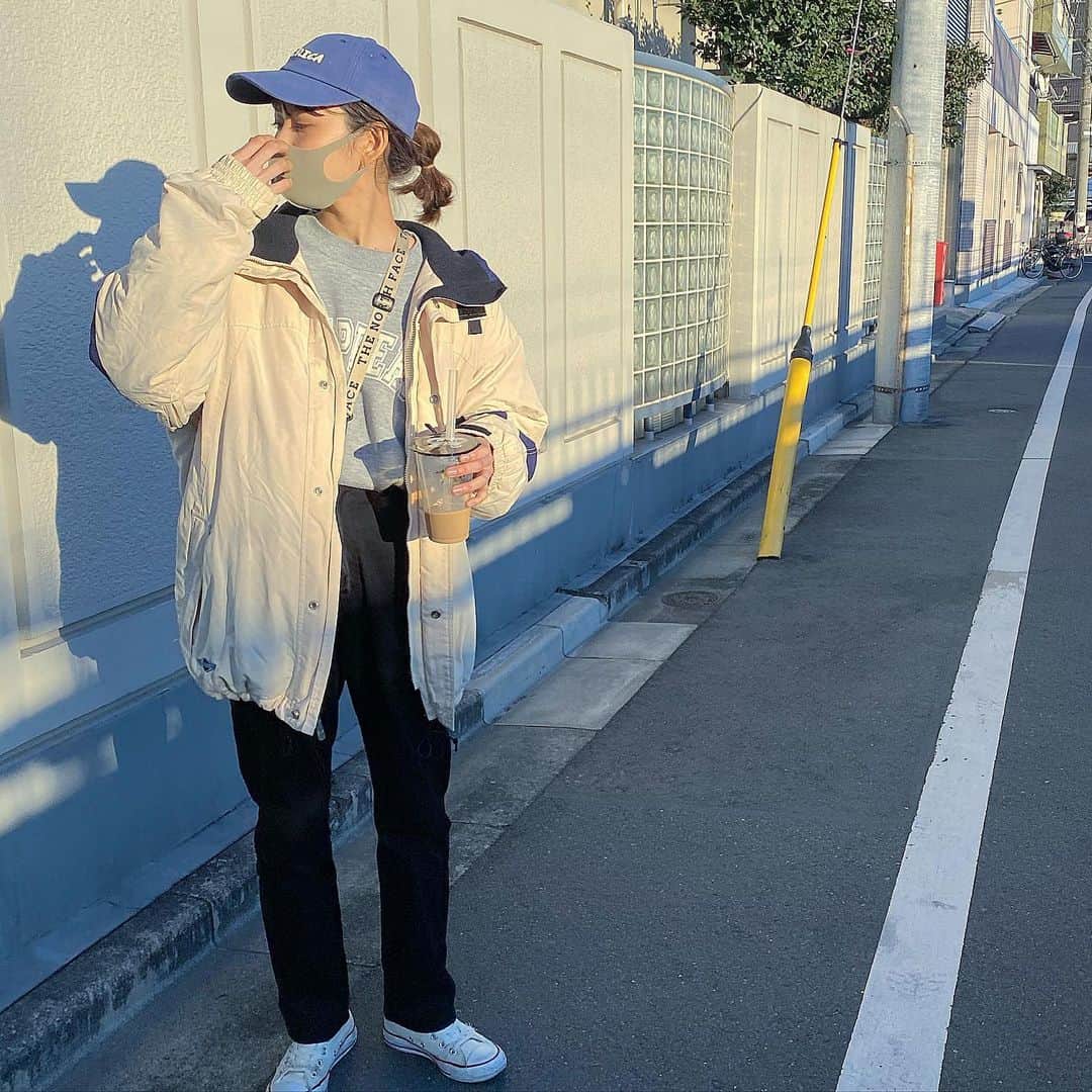 m.a.c.o.zのインスタグラム：「どこもいけないので近くの公園で 散歩デート . 2人でグレースウェットに 黒パンツでコーデ . 最近彼さんは あまり写真を一緒に 撮ってくれません🥱🥱🥱 . #黒パンツは @grl_official  お安く可愛い、最高♡ . . 上着は調べたら スキーウェアなんだけど 色味と中のキルティングが可愛くて しかも800円という安さで♡ 早く着ればよかった 可愛い〜なのに もう冬終わりそう🧐 . . #グレイル#GRL#グレイル購入品#プチプラコーデ#スニーカーコーデ#スニーカー女子#コンバースコーデ#古着コーデ#古着mix#古着女子#キャップコーデ#ストレートパンツ#トレーナー#トレーナーコーデ」