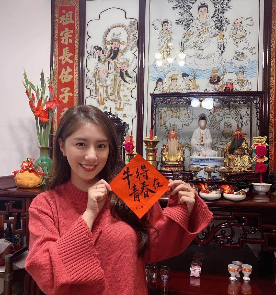 のインスタグラム：「牛得青春在！#新年快樂 呀😆 希望疫情快點結束 也希望大家都身體健康萬事如意！ 一起來說牛年吉祥話～～ #CNY#謝謝好友手寫的春聯♥️」