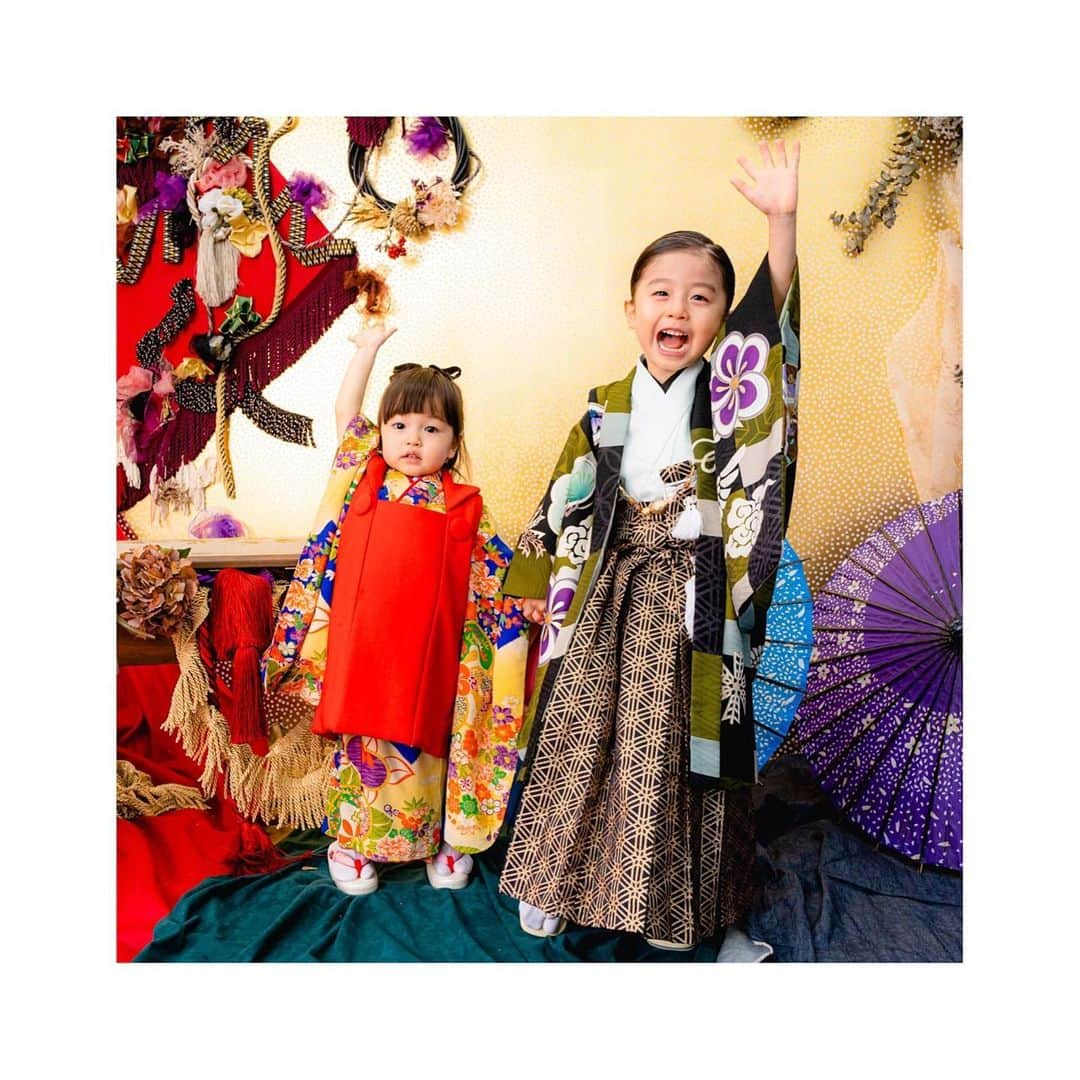 小泉梓さんのインスタグラム写真 - (小泉梓Instagram)「２人バージョン。  本来ならば昨年お詣りに行き、神社で撮影もする予定で、着物までレンタルしていたのだけど、妹の入院で全部キャンセルとなり、今年こちび数え歳で3歳の七五三予定だったから２人一緒にやることになった七五三。  写真スタジオで撮るつもりはなかったが、体験のお話を頂き、いざ撮りに行ってみたら本人達も着たかった着物で嬉しそうで、見てるこっちまで嬉しくなるね。  そして送ってもらった仕上がりをみて、写真スタジオの七五三も良いなぁと。  思い出の写真になってよかった。  また２人が大きくなった時に見せてあげたい。  スタジオ予約考えてる方は、わたしのアカウント名（@azusan111 ）を伝えると何か特典があるみたいなので是非。 @lovst_kyodo   #キッズ撮影　#撮影　#写真スタジオ　#着物　#女の子着物　#男の子着物　#兄妹　#七五三　#1歳　#1歳9ヶ月  #女の子　#3歳用着物　#被布　#4歳　#4歳6ヶ月　#男の子　#着物ヘア　#キッズ着物ヘア  #まとめ髪　#キッズヘアアレンジ  #キッズモデル　#ベビーモデル　#女の子ママ　#男の子ママ　#コドモノ　#子育て　#育児　#LOVST経堂」2月11日 21時15分 - azusan111