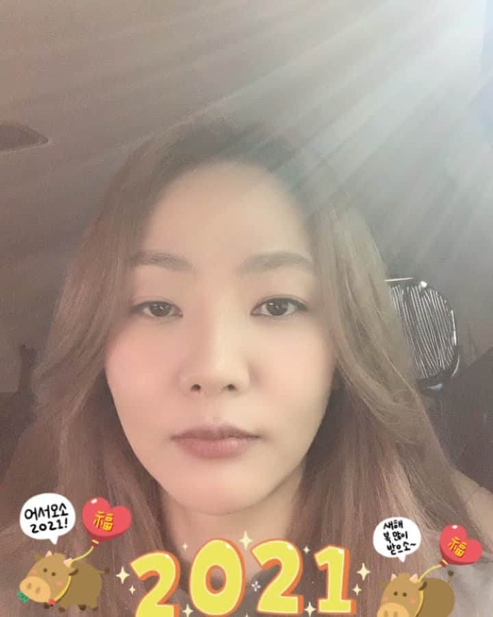 ユン・ジヘのインスタグラム：「저는 새해 복 많이 받으려구요. 작년것까지 누적으로 많이 받을거에요. 모두들 복 많이 받으세요. 심심할땐#쎌캬」