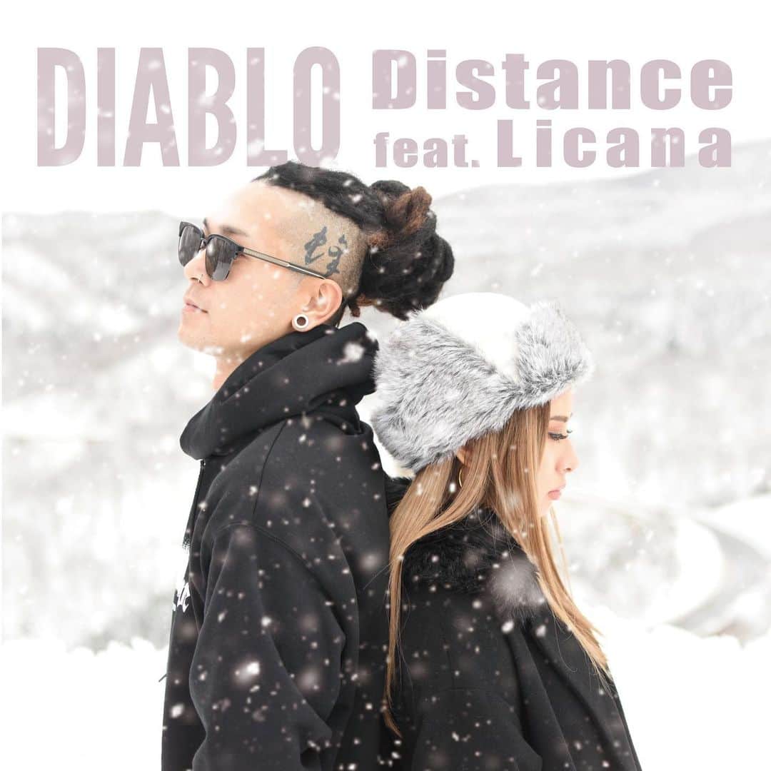 Licanaのインスタグラム：「🌹情報解禁🌹 新曲リリースします！ 今回 @diablo_bowwow と素敵な曲を作ったよ。 Lyric共感してもらえる人も 沢山おるんじゃないかなぁ🥺💭✨  配信日はValentine day💝 予約配信はもう始まってるから 是非ポチッとよろしくお願いします💜  -----------------------------------  みんな、好きな人に会えてますか？  逢いたいのに逢えない... 近くにいるのにまだ遠い...  距離を乗り越える2人の愛。  気軽に会う事の許されない『今の世の中』  こんな時代に生きる、  男女の姿を鮮明に映し出したラブソングが完成。  DIABLO 初の女性アーティスト"Licana"を迎え、  更に"DJ PMX サウンド" に乗せて渾身の 1 曲を届ける。  Distance feat. Licana Prod by @djpmx_locohama  2021年2月14日(日) 全配信サイト  DBL MUSIC / BOWWOW RECORDZ  #diablo #Licana #DJPMX #distance  #TOKYO #OSAKA #JAPAN #JAPINA #Singer #1988 #KeepSmiling #KeepSinging #yolo #LuvMyLife」