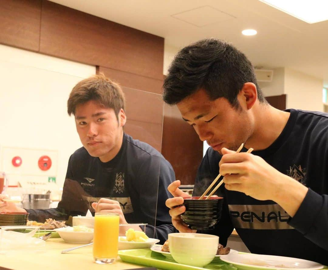 ギラヴァンツ北九州さんのインスタグラム写真 - (ギラヴァンツ北九州Instagram)「. 沖縄キャンプ5日目⚽️ 暴風雨により1日オフになりましたので、夕食会場の模様を📸 眼鏡姿の3人に注目ですね^_^ . #giravanz #ギラヴァンツ北九州 #ギラヴァンツ #北九州 #jリーグ #j2 #沖縄キャンプ」2月11日 21時18分 - giravanz_kitakyushu