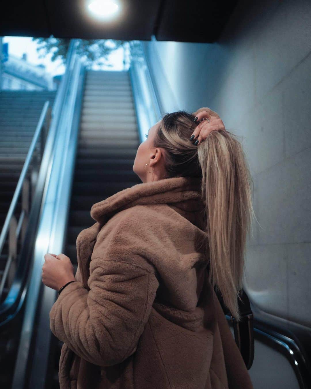 Dagi Beeのインスタグラム：「Nicht jeder Tag kann DEIN Tag sein.. es gibt immer ups & downs, aber merk dir, dass auch die schlechten Tage vorbei gehen. 🖤 Auch wenn du dir gerade in diesem Moment nicht vorstellen kannst, dass es besser wird - ES WIRD BESSER, VERSPROCHEN !!! 🙏🏼 schließe ab mit dem was war, versuche glücklich zu sein, mit dem was ist & sei offen für alles positive was noch auf dich zu kommt 🖤」