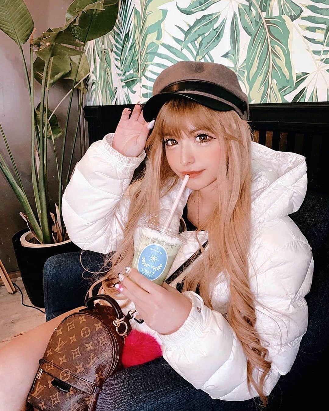 アンジェリカのインスタグラム：「💙🐱 . 今日お仕事で行ったcafe🫖🤎が オシャレで凄い落ち着いたッ🌿❤︎ . 💙🐱」