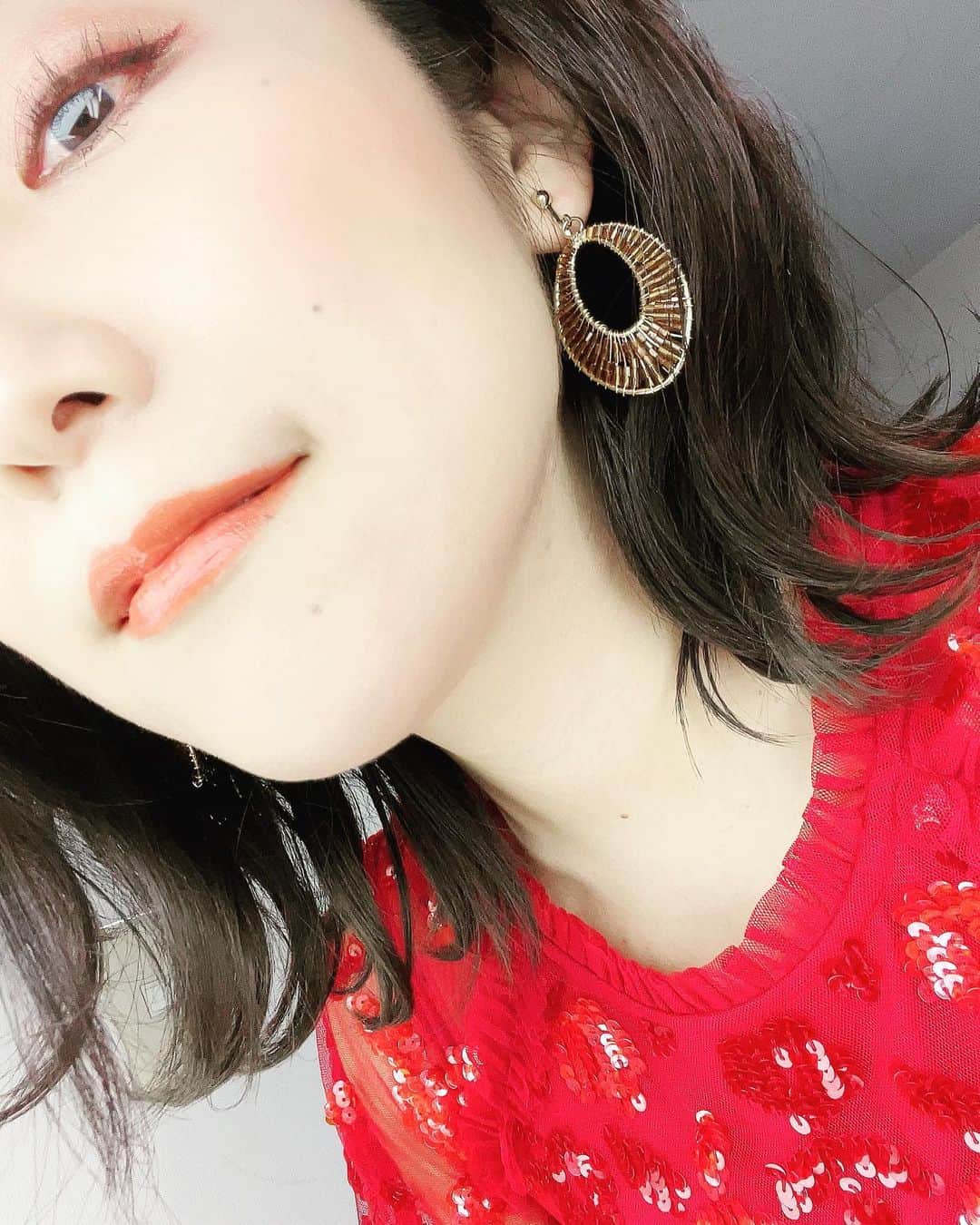 森山愛子のインスタグラム：「久しぶりに紅をさした日。  #口紅 #メイクアップ #赤ドレス #伊吹おろし #森山愛子」