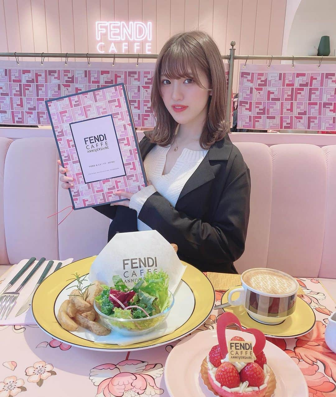 横山なつみのインスタグラム：「🫖💗 . . . FENDI CAFFE ❤︎ . @b.haruka1103 と2人でいってきたよ 店内全部FENDI柄でかわいい空間 女の子はみんなすきだな〜 . バレンタインまでだったから 駆け込めてよかった🍫 . . .」